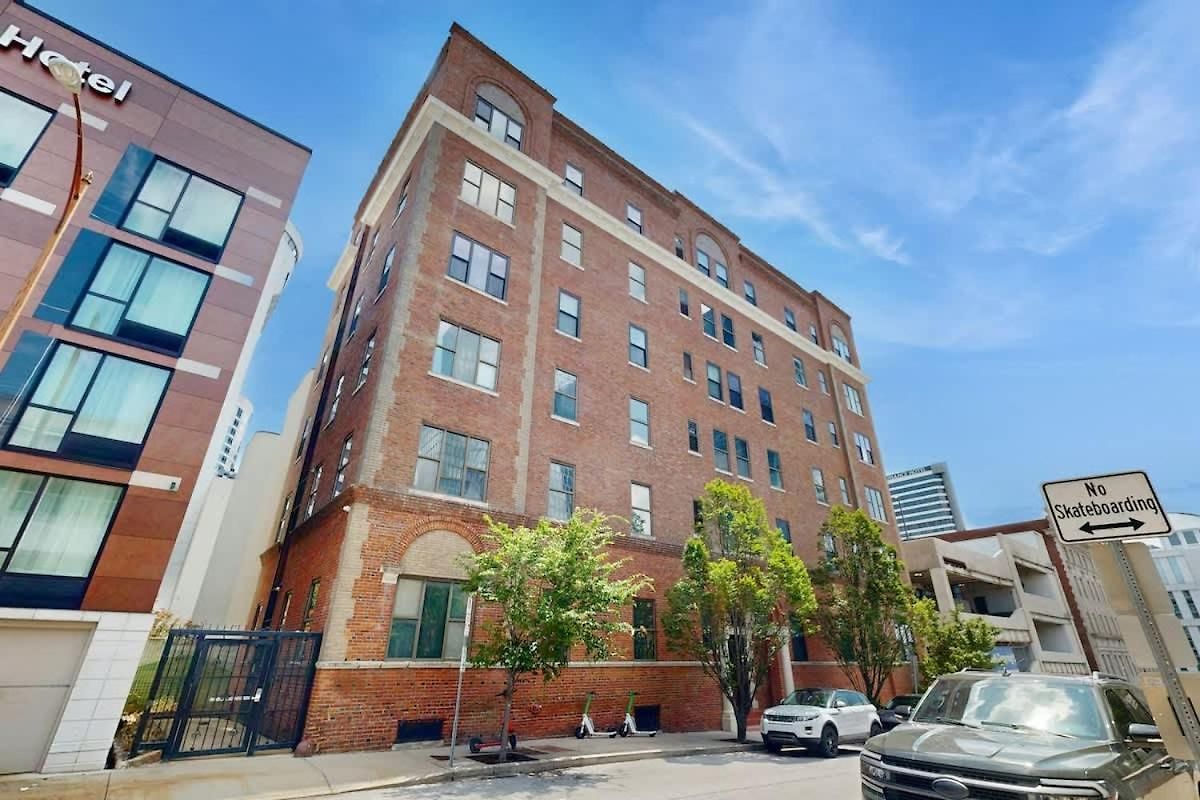 Polk 401 Apartment