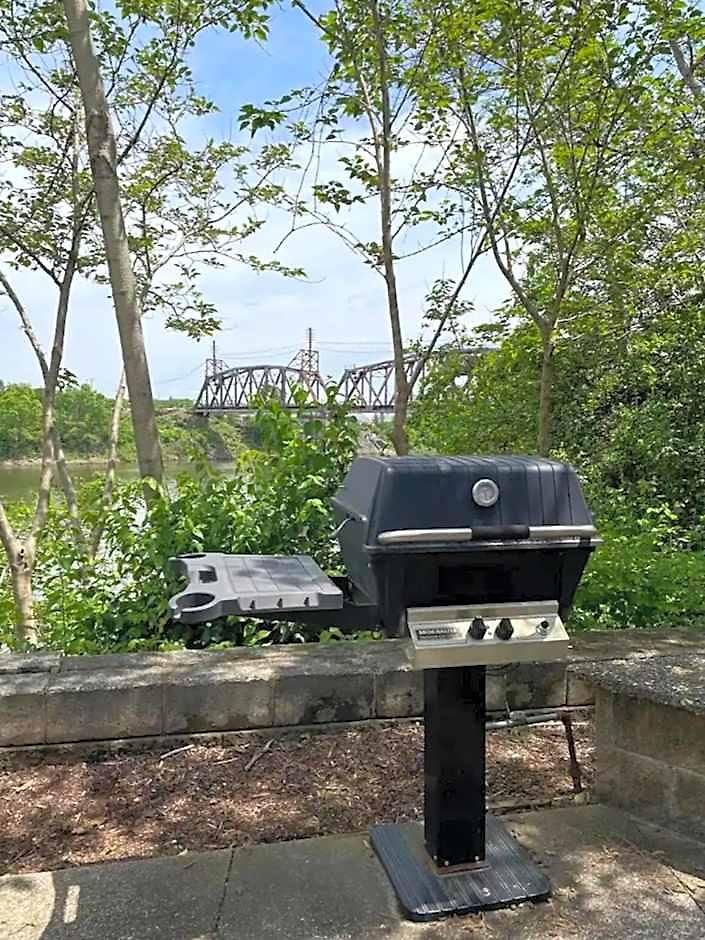 New Listing! Gorgeous Downtown Walk To On The River #3