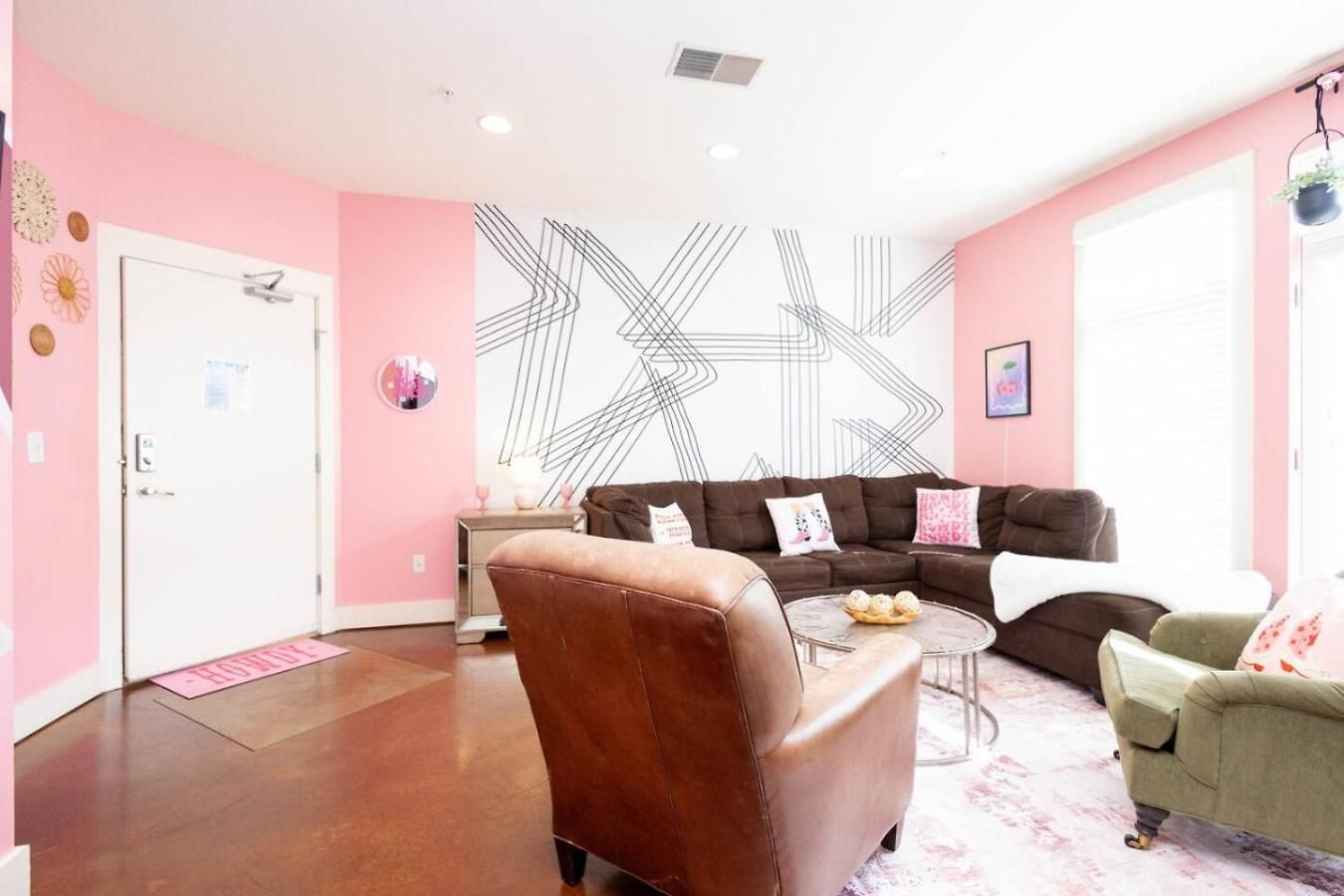 Lipstick & Boots - Luxury 3-level With Private Garage Near Music Row Apartment