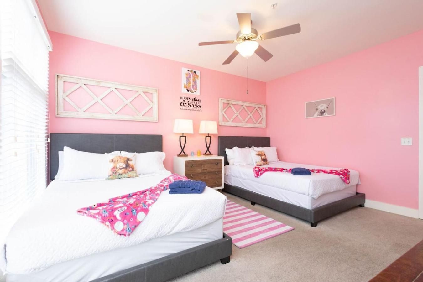 Lipstick & Boots - Luxury 3-level With Private Garage Near Music Row Apartment