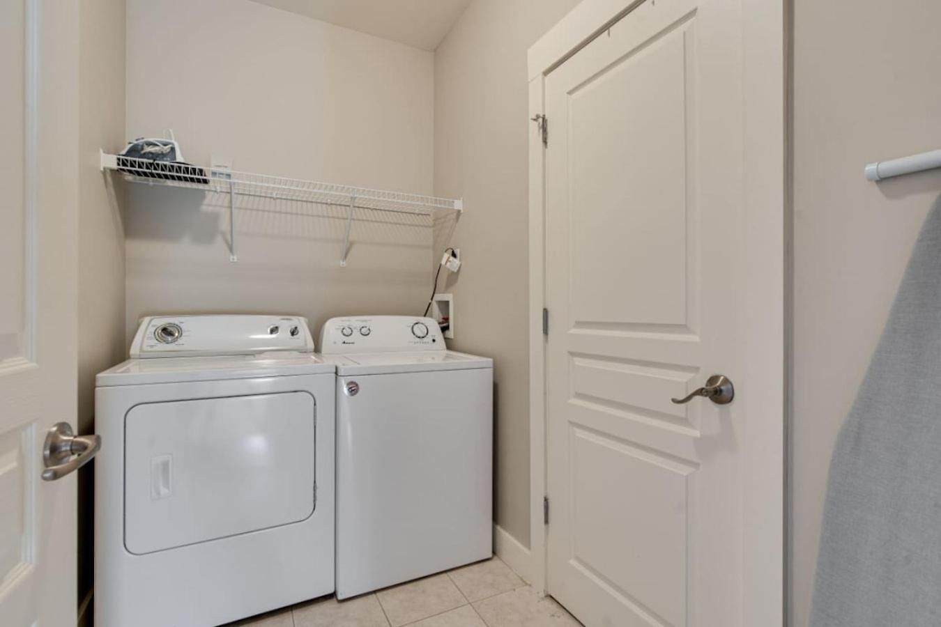 Lipstick & Boots - Luxury 3-level With Private Garage Near Music Row *