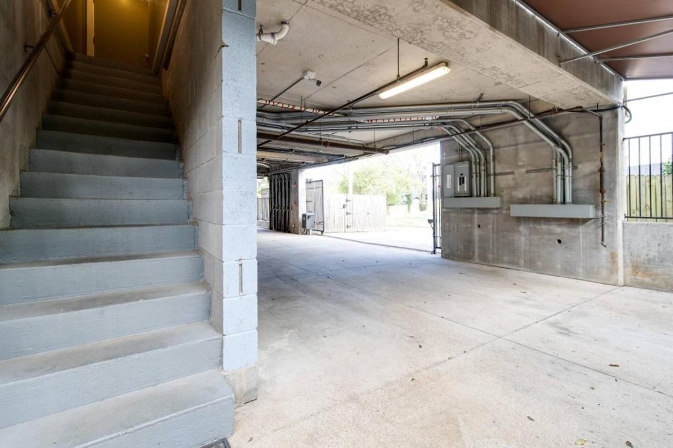 Lipstick & Boots - Luxury 3-level With Private Garage Near Music Row Apartment *