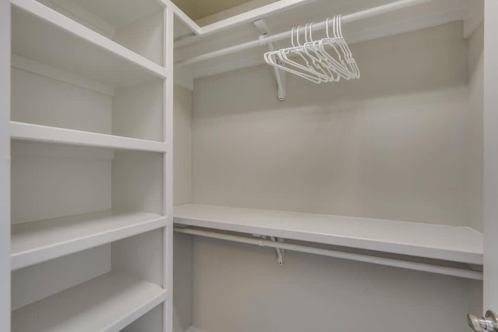 Holiday home Elegant 4 King Belmont Retreat With 2 Living Walk To Belmont And Vanderbilt Near 12th South Music Row & The Gulch 2 Miles To Broadway Large Dining Table Smart Tvs Parking 24 Hr Hospitality Nashville