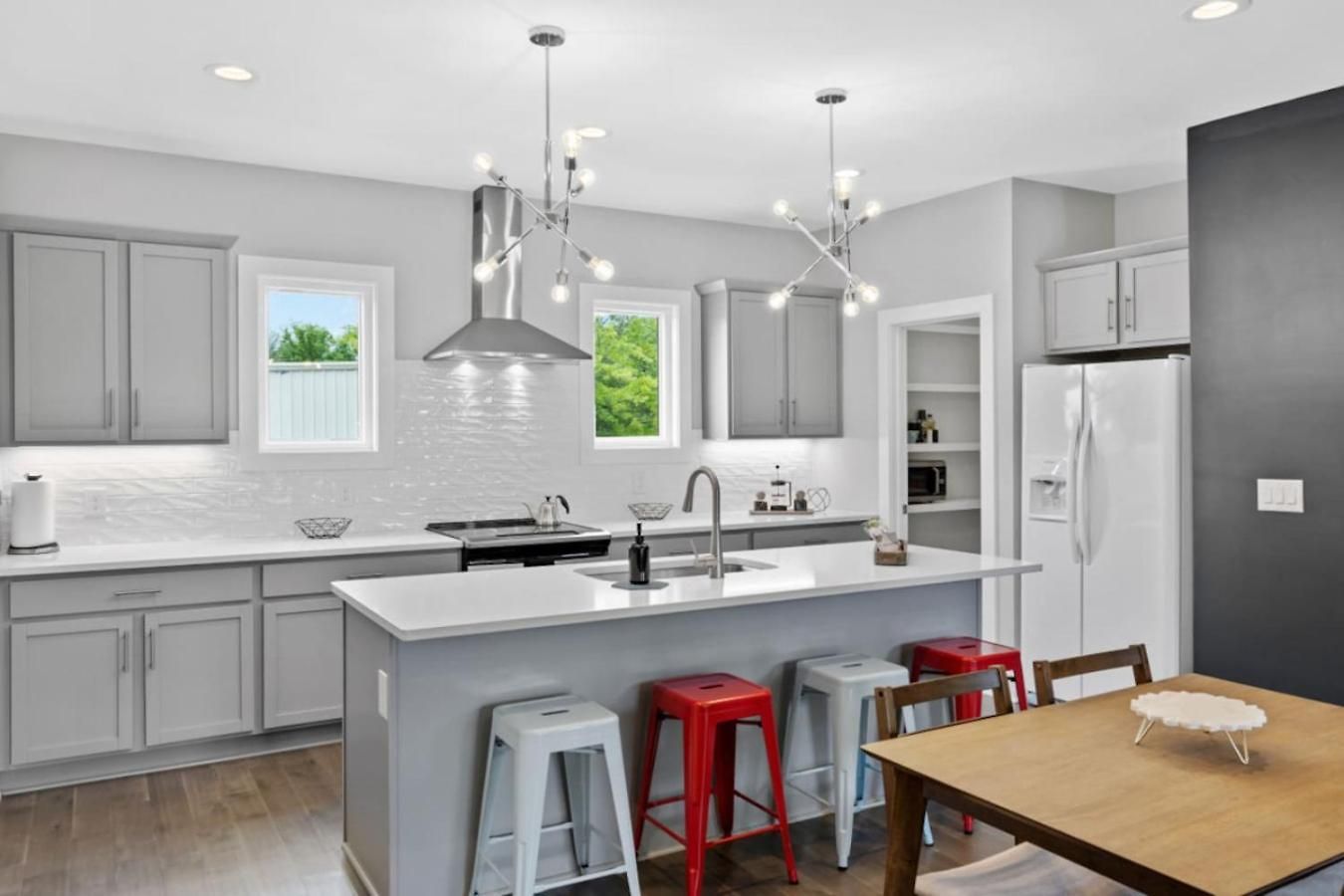 Rhythm & View - Large 4-bedroom Townhome With Private Garage & Dual Balconies *
