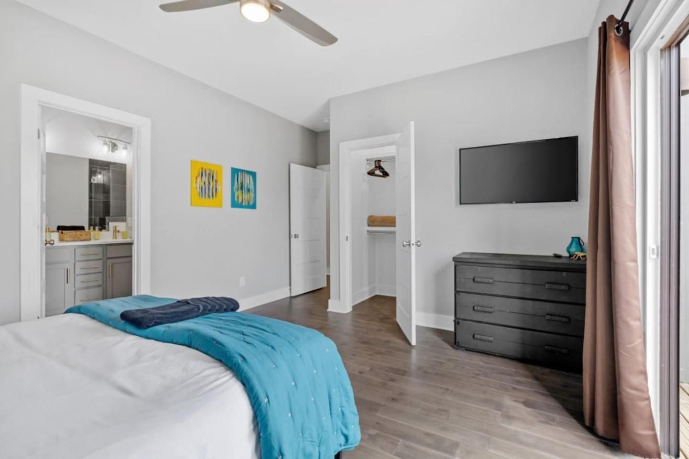 Apartment Rhythm & View - Large 4-bedroom Townhome With Private Garage & Dual Balconies