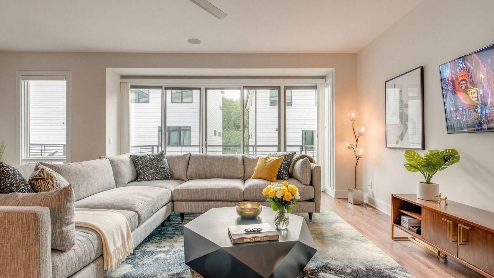 Downtown Luxury - 10 Beds & Free Parking Holiday home *