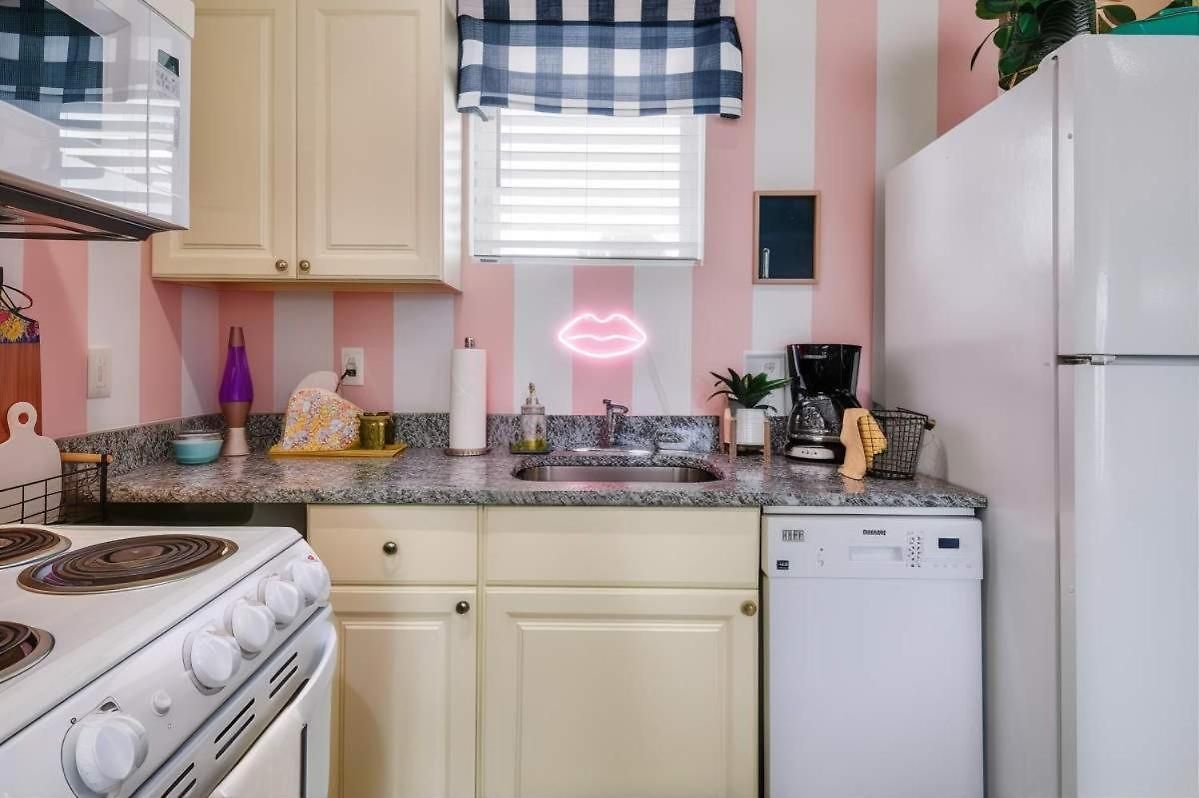 New 4 Bedroom Near Dt Walk To Restaurants Apartment