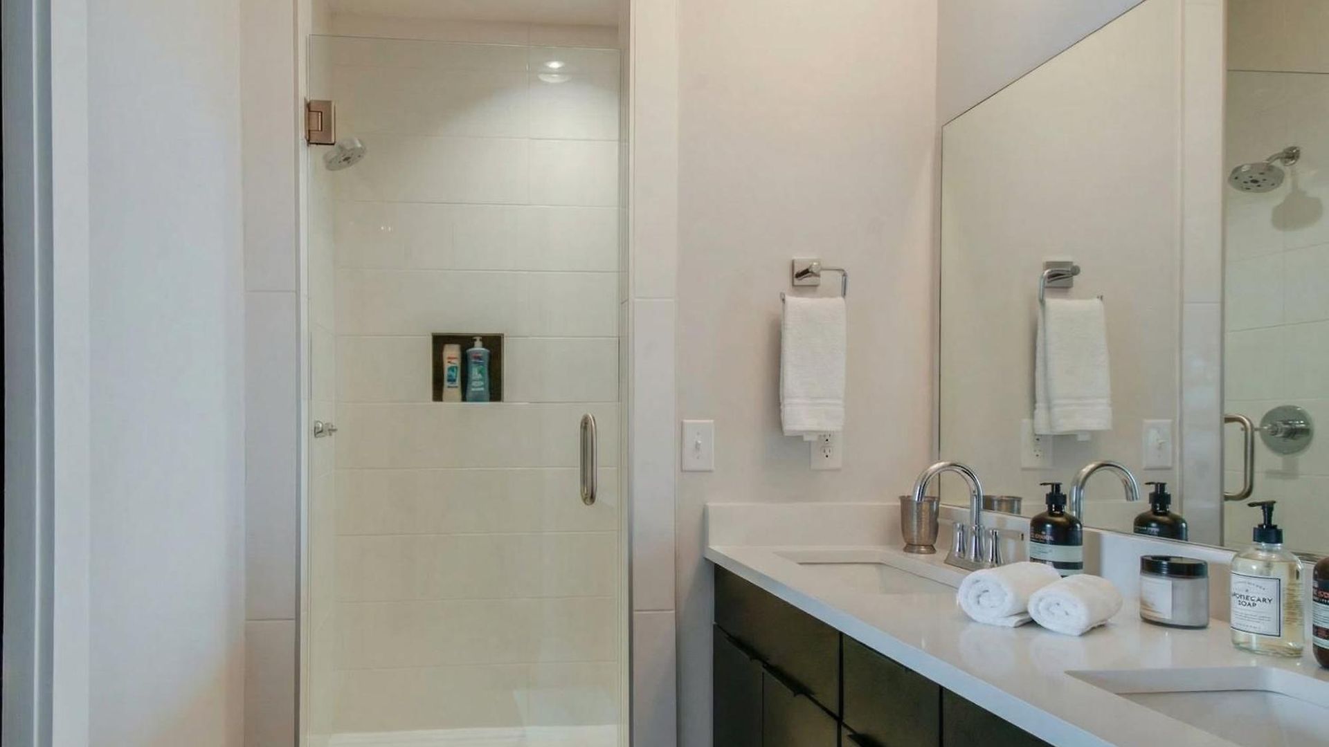 King & Queen 2 Homes - 24 Beds Views Holiday home Nashville