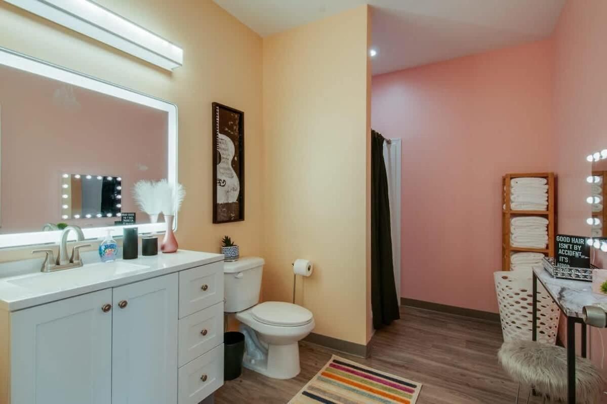 New 4 Bedroom Near Dt Walk To Restaurants Apartment *