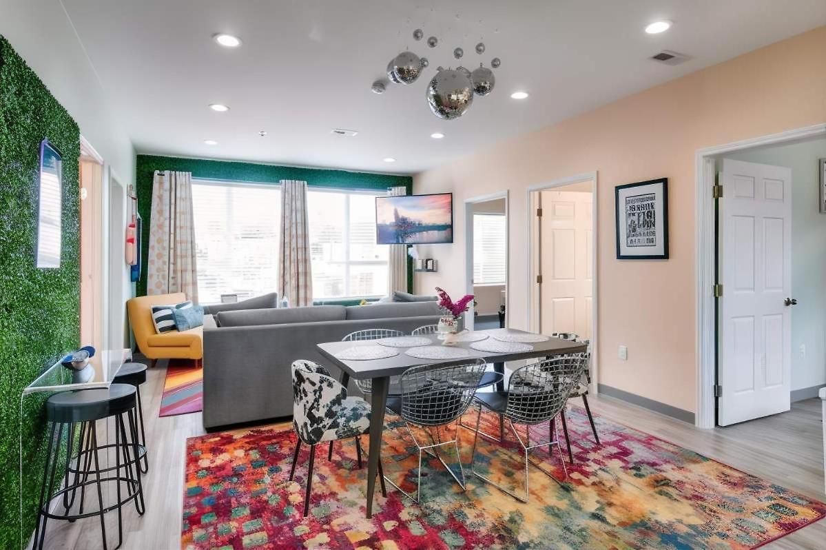 New 4 Bedroom Near Dt Walk To Restaurants *