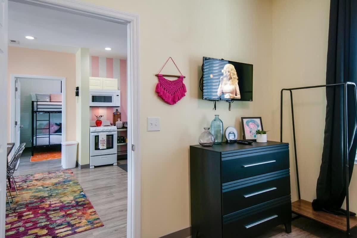 New 4 Bedroom Near Dt Walk To Restaurants Apartment