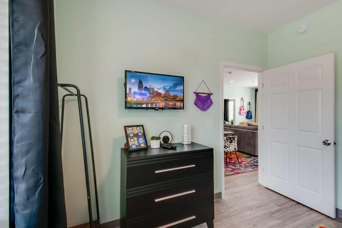 Apartment New 4 Bedroom Near Dt Walk To Restaurants