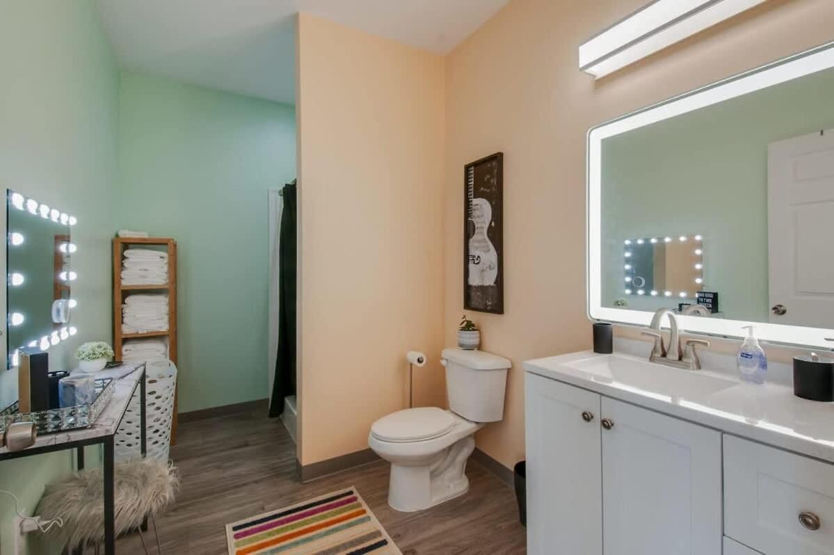 New 4 Bedroom Near Dt Walk To Restaurants *