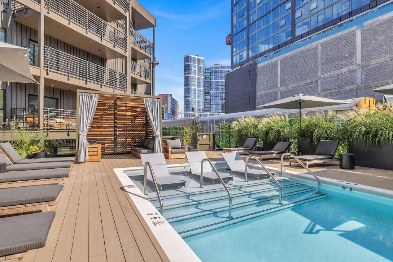 Holiday home The Stage In Downtown W Pool/gym | Walk To Broadway