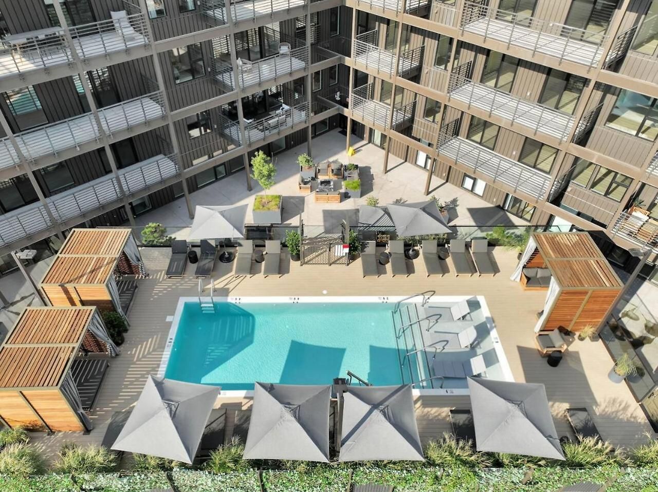The Stage In Downtown W Pool/gym | Walk To Broadway Holiday home *