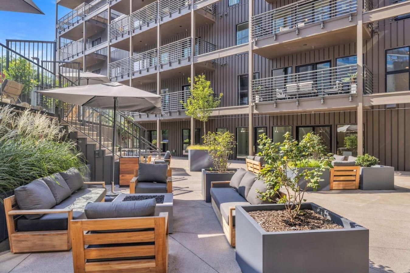 The Stage In Downtown W Pool/gym | Walk To Broadway