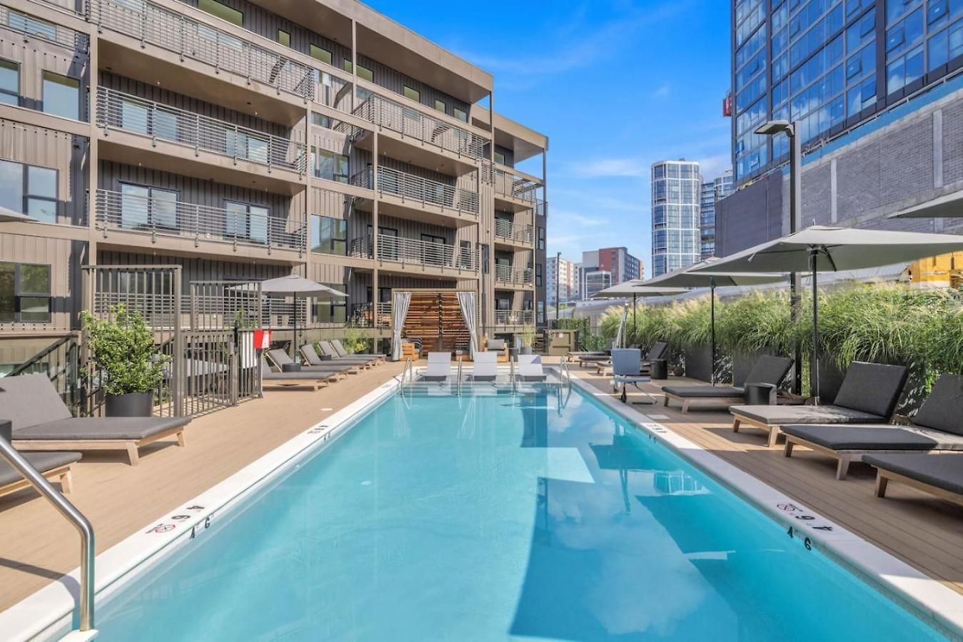 The Stage In Downtown W Pool/gym | Walk To Broadway Holiday home