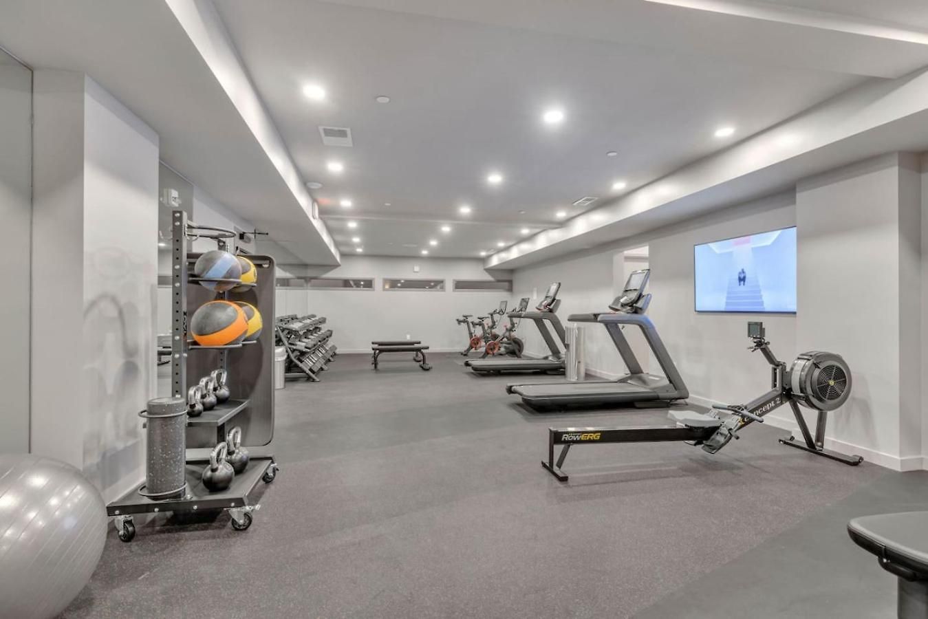 The Stage In Downtown W Pool/gym | Walk To Broadway Holiday home *