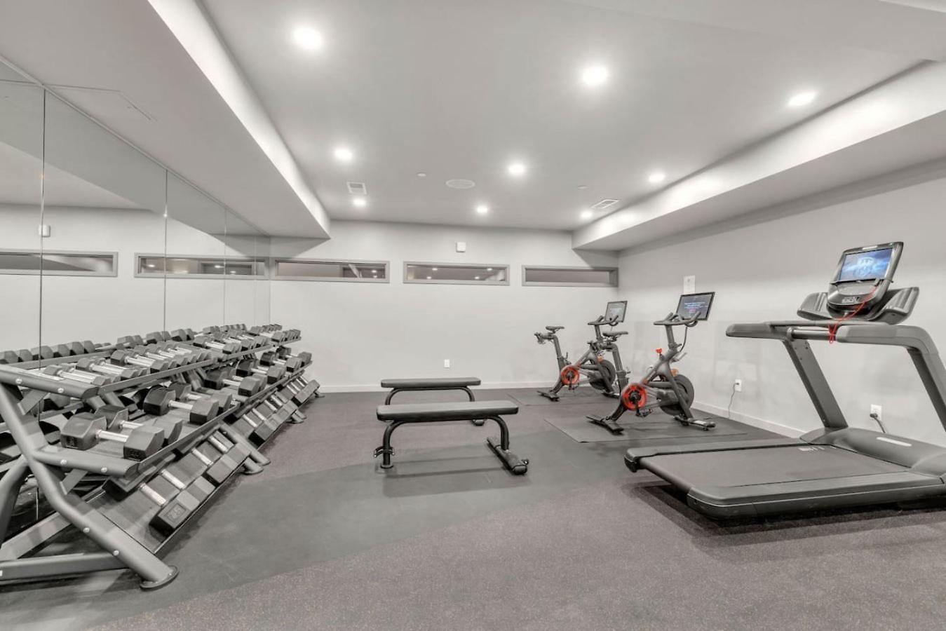 Holiday home The Stage In Downtown W Pool/gym | Walk To Broadway *