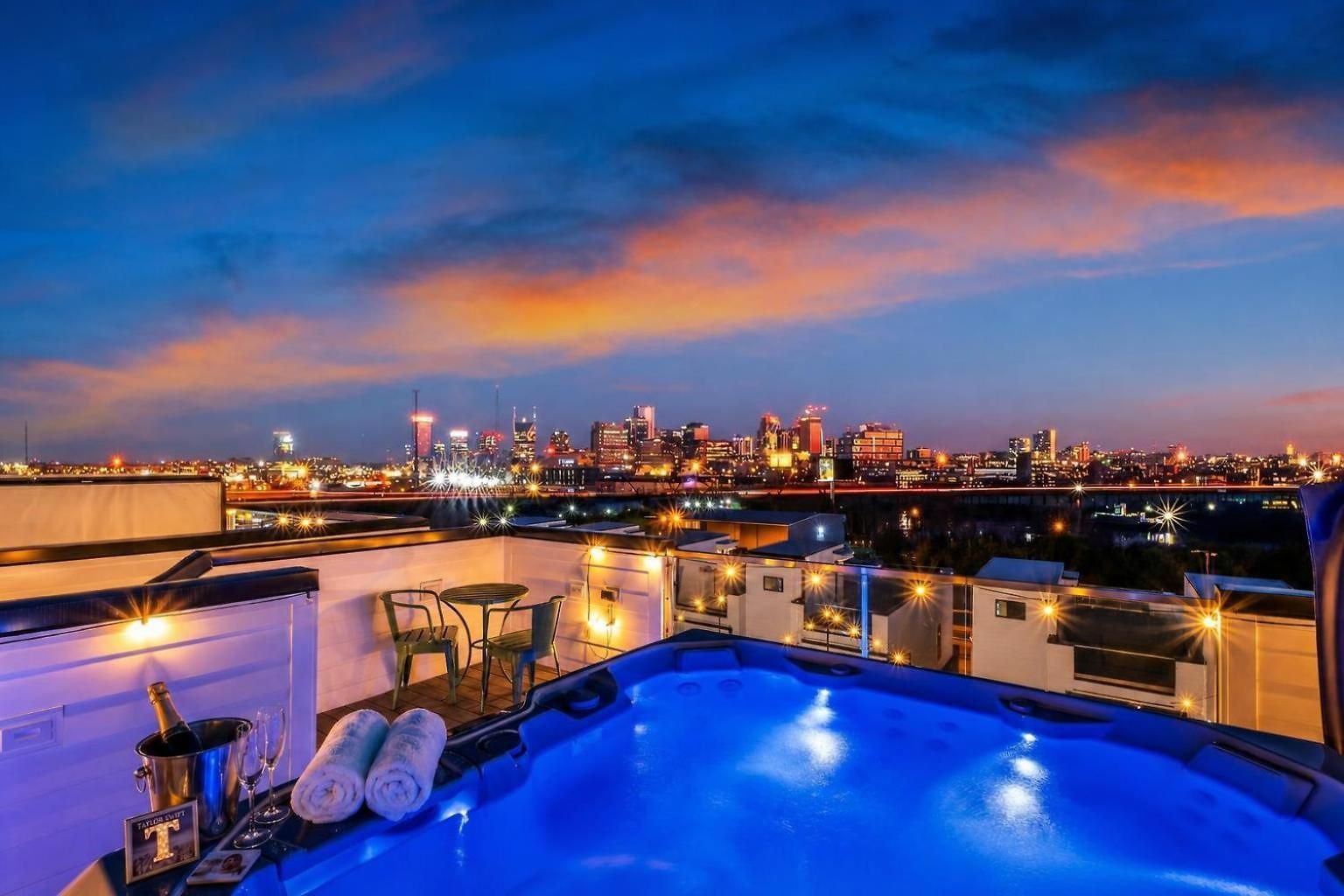 New Nash Eras - Rooftop Decks With Hot Tub - 15 Beds * Nashville
