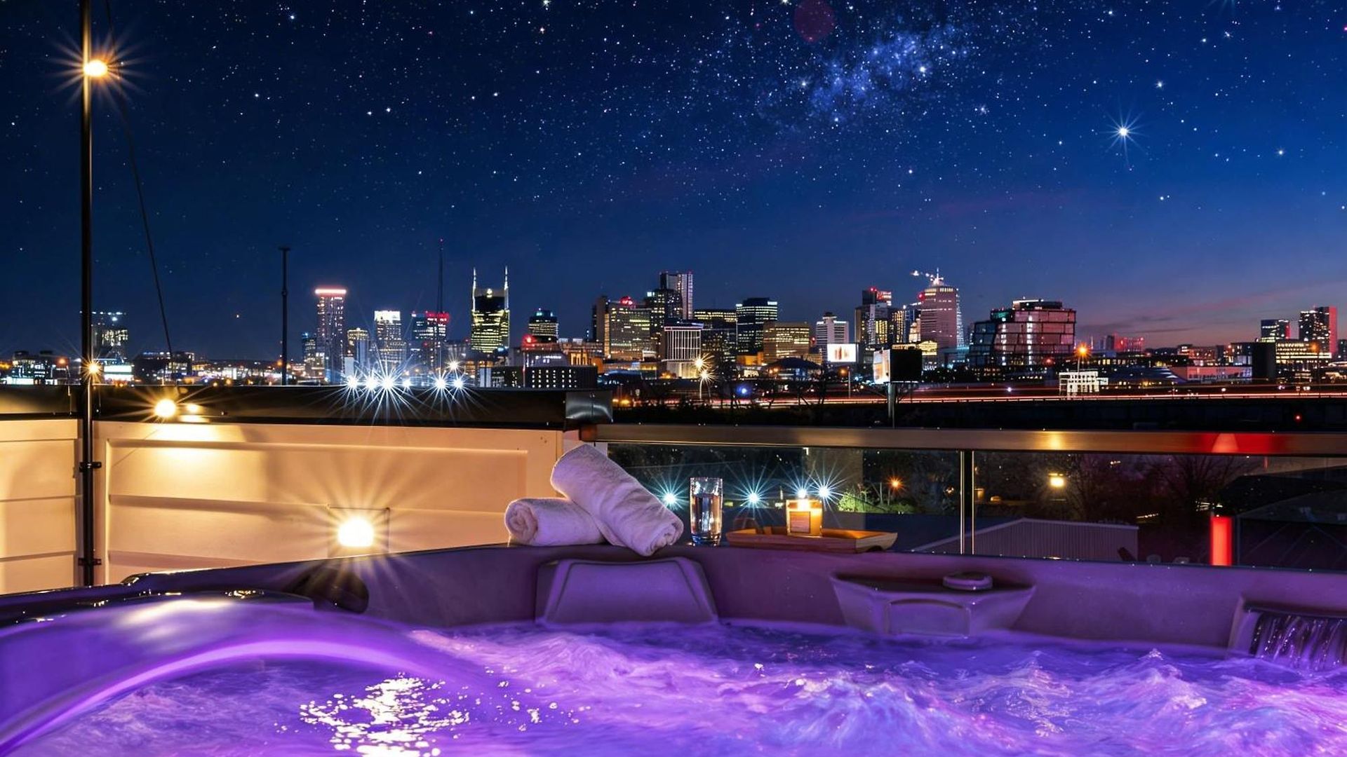 New Nash Eras - 15 Beds - Hot Tub On Rooftop Deck Holiday home Nashville
