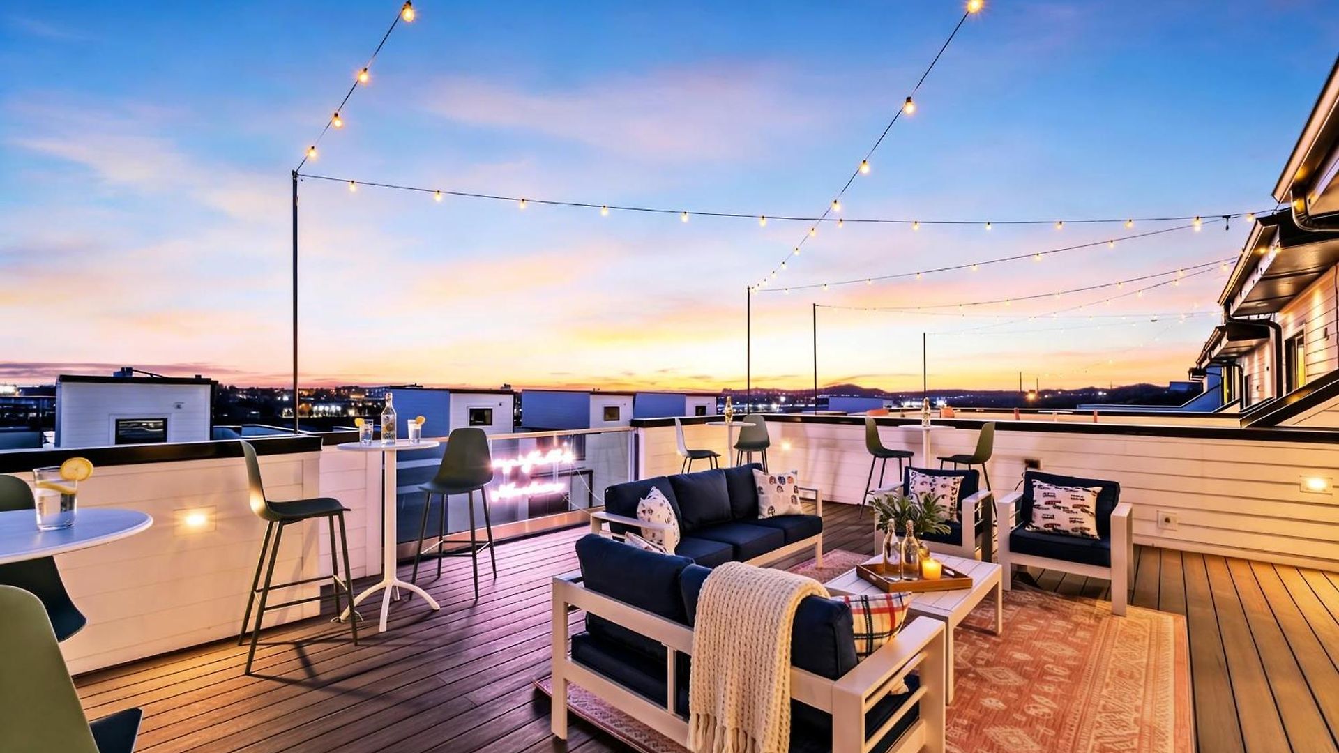 New Nash Eras - 15 Beds - Hot Tub On Rooftop Deck Holiday home
