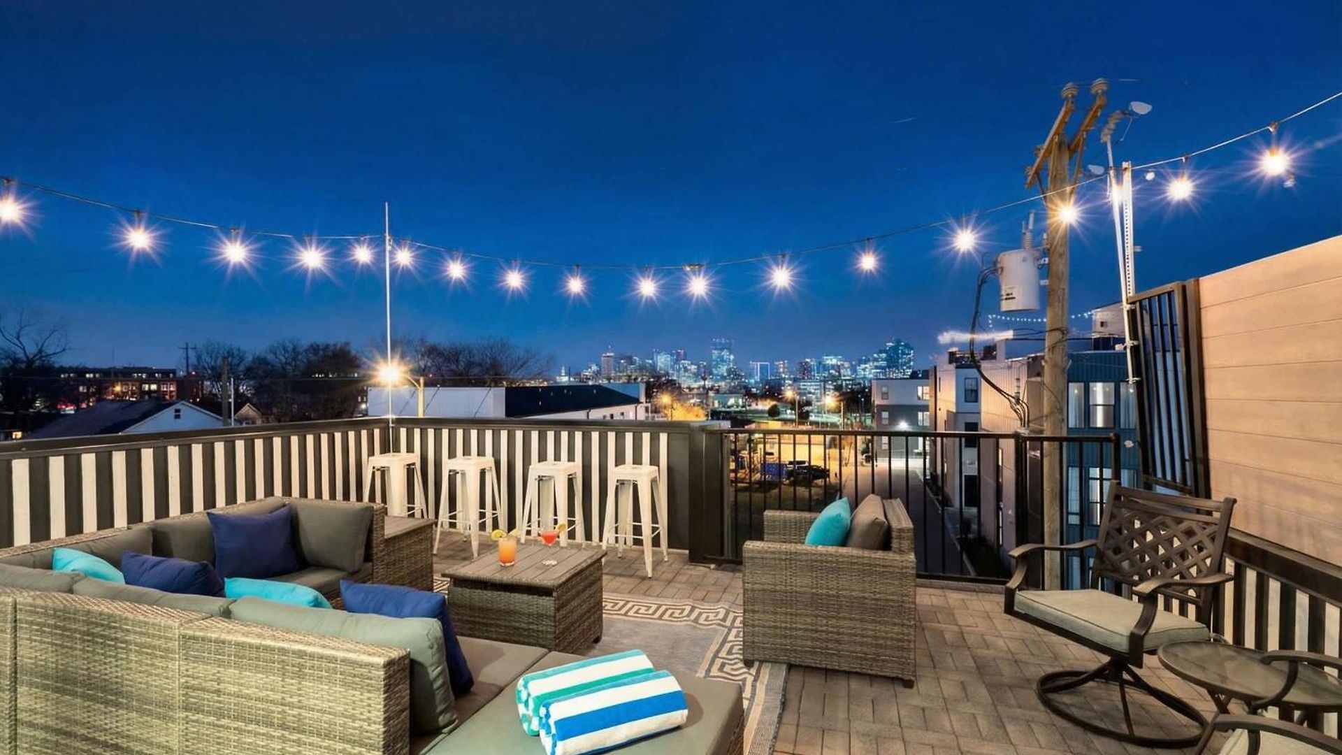 New Luxe 4br 12 Beds - Roofdeck Views - Chefs Kitchen *