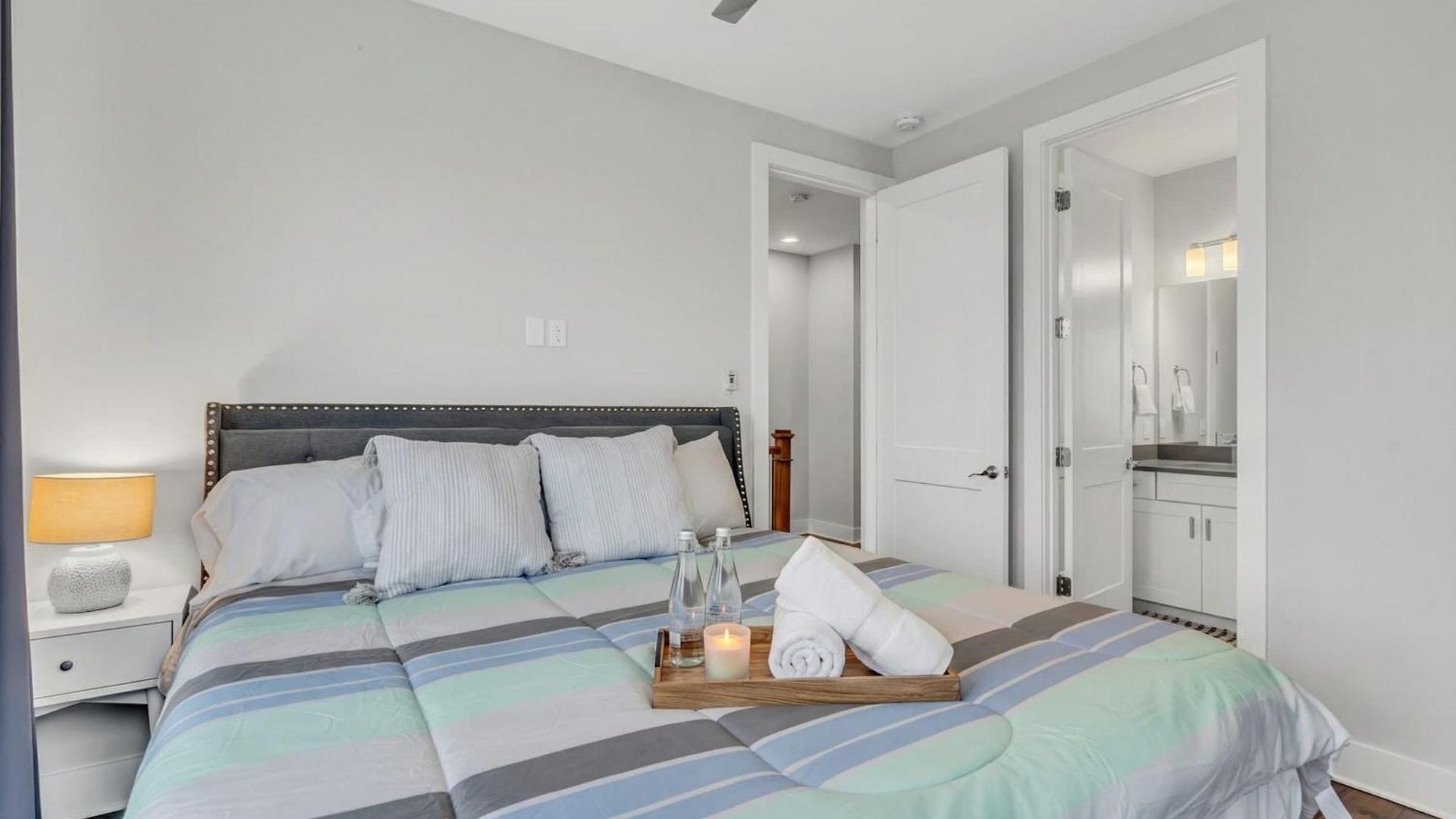 New Luxe 4br 12 Beds - Roofdeck Views - Chefs Kitchen Holiday home Nashville