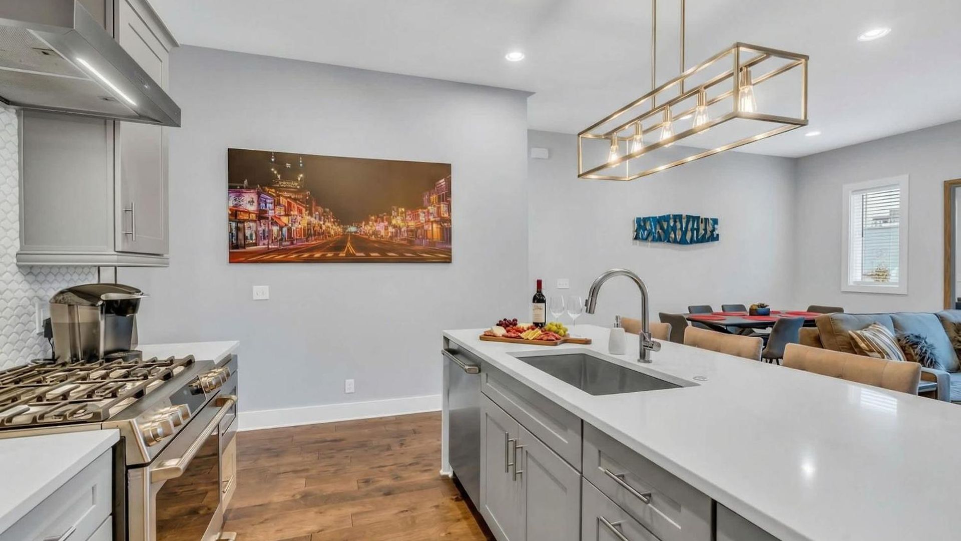 New Luxe 4br 12 Beds - Roofdeck Views - Chefs Kitchen