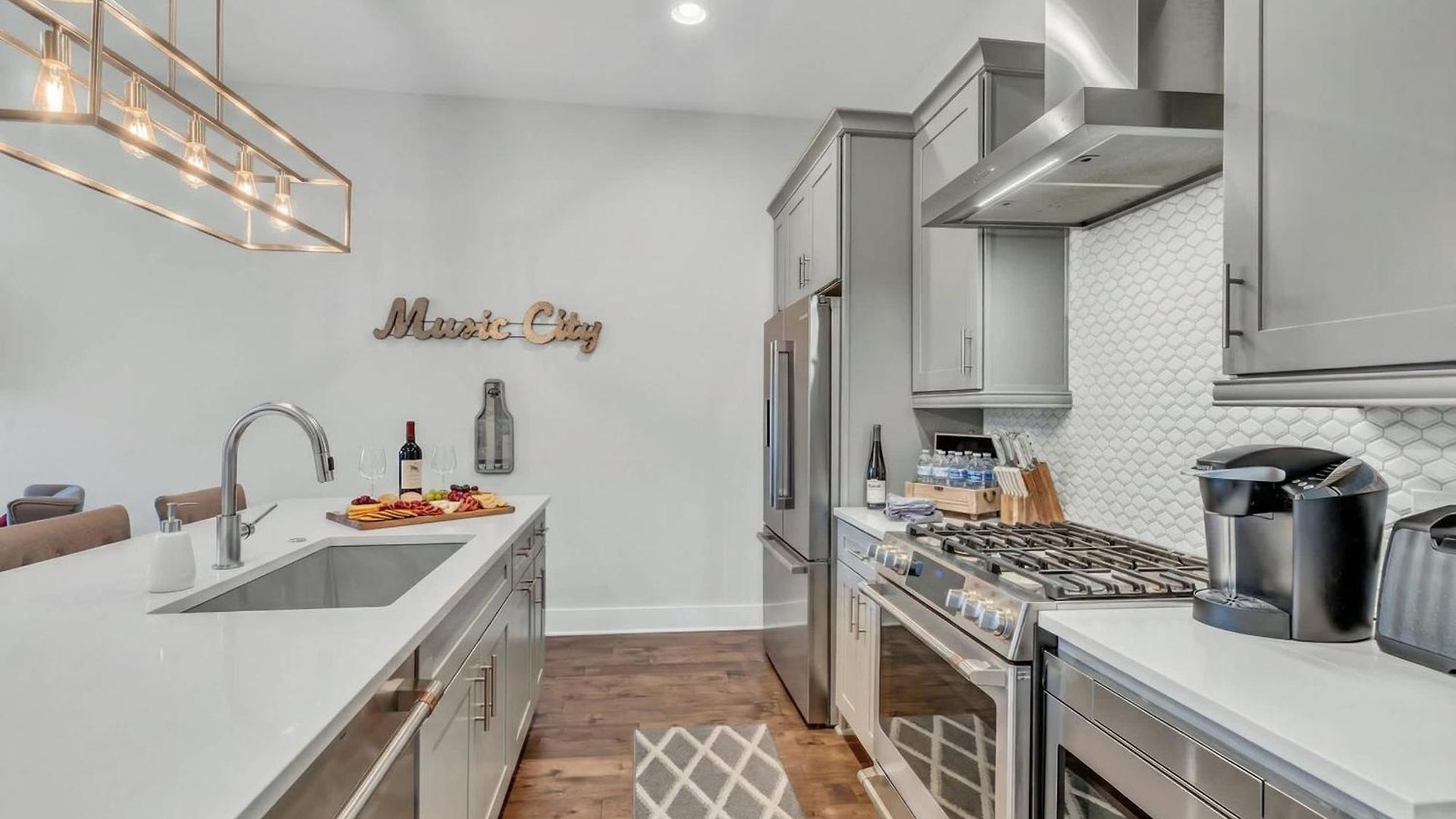 New Luxe 4br 12 Beds - Roofdeck Views - Chefs Kitchen