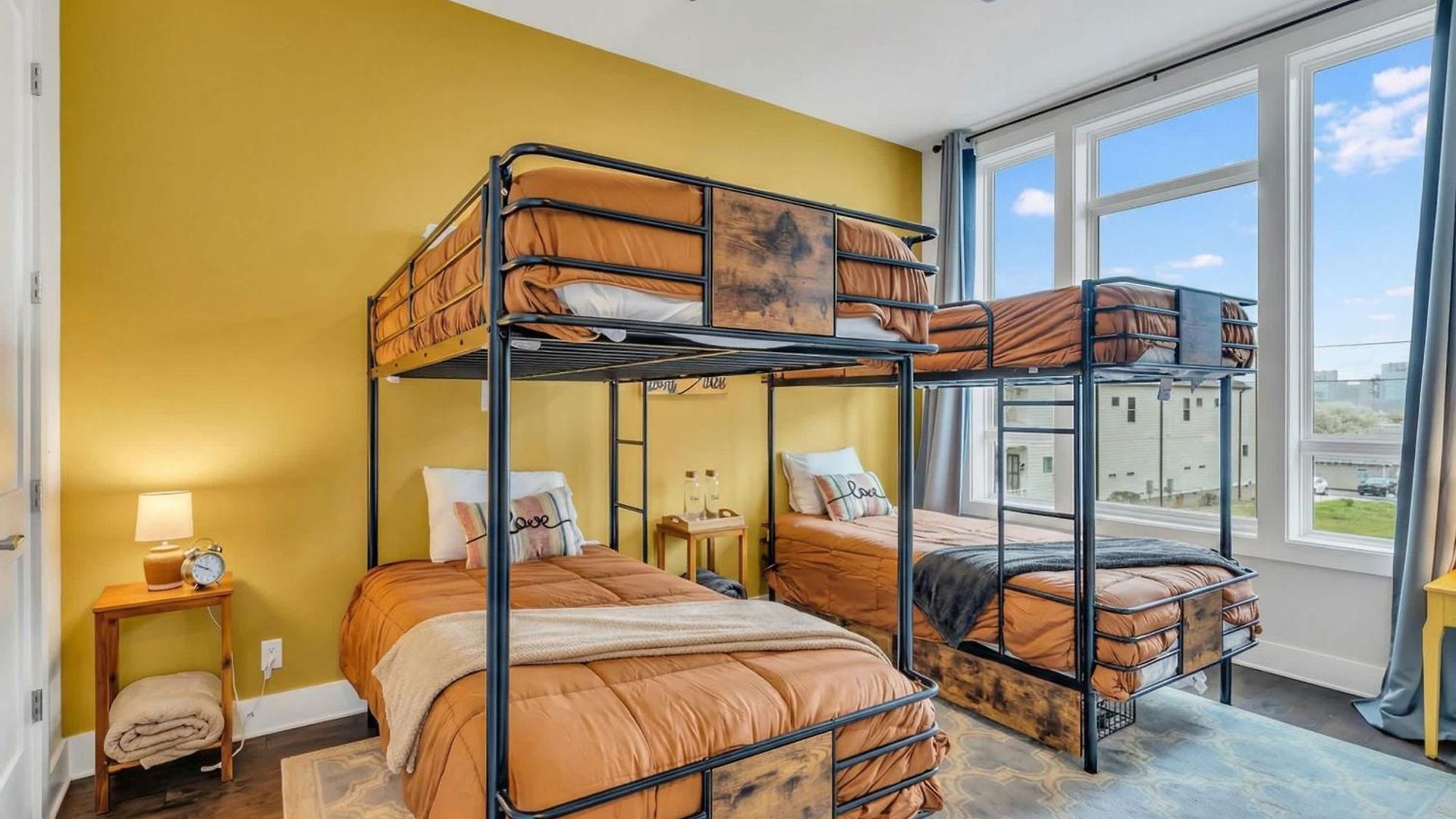 New Luxe 4br 12 Beds - Roofdeck Views - Chefs Kitchen Holiday home *