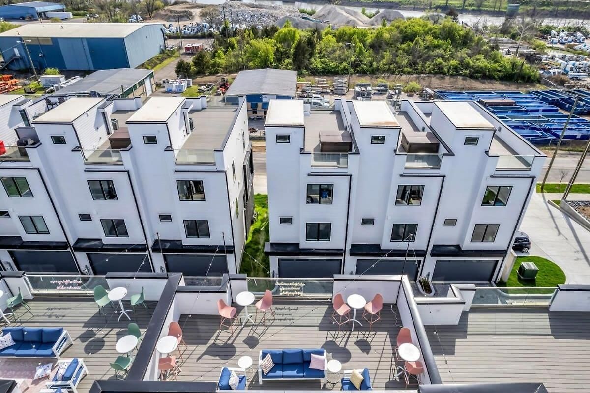 Holiday home New Nash Eras - Rooftop Decks With Hot Tub - 15 Beds *