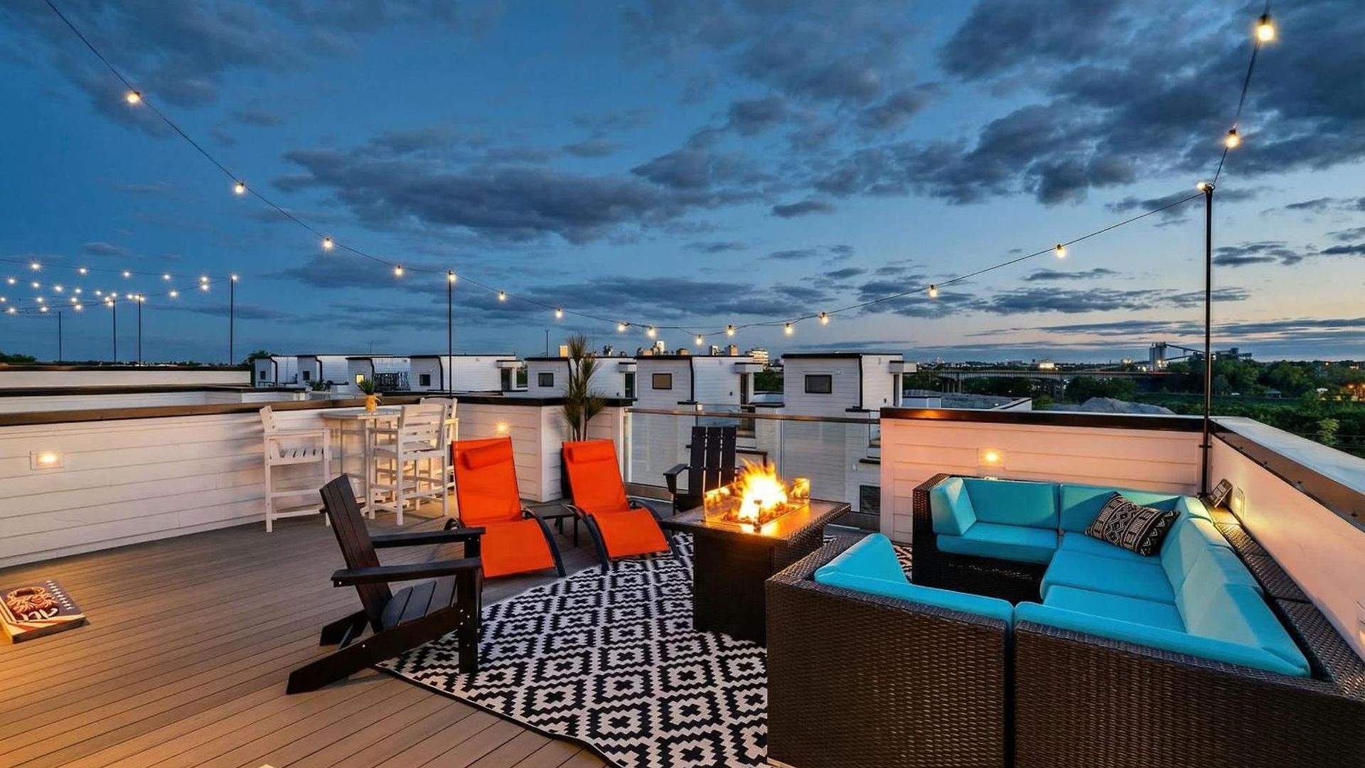 New We Roll Rooftop - Hot Tub With Views - 13 Beds *