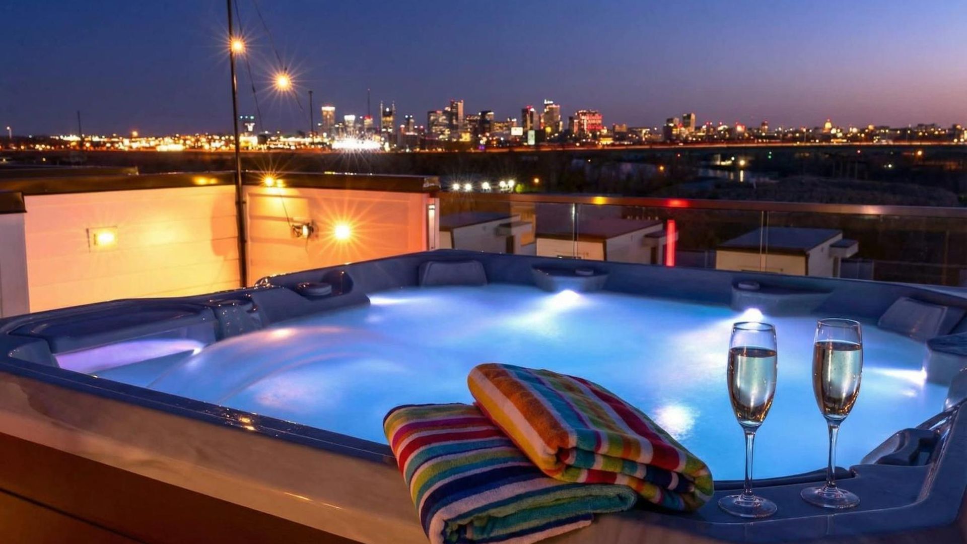 New We Roll Rooftop - Hot Tub With Views - 13 Beds Holiday home