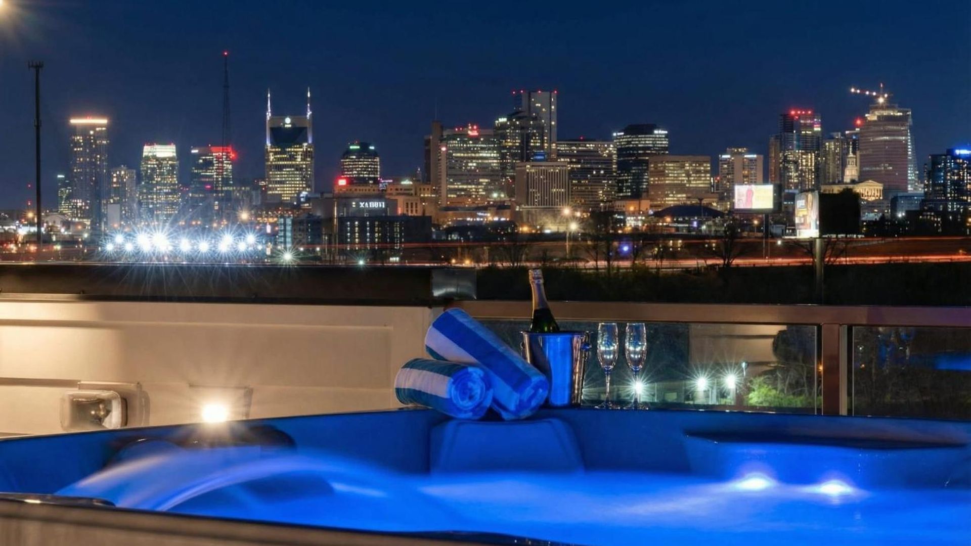 New We Roll Rooftop - Hot Tub With Views - 13 Beds Holiday home Nashville