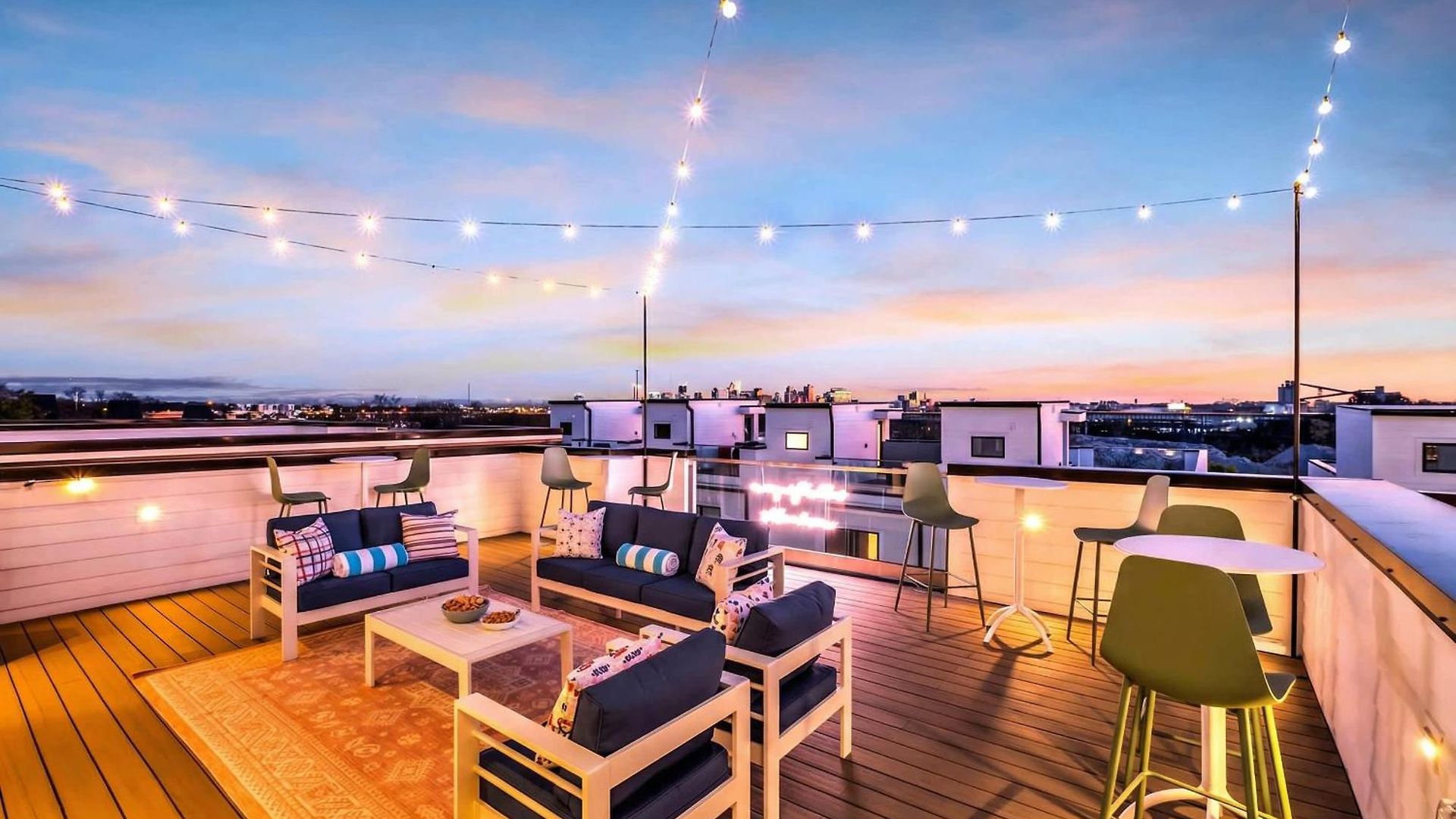 Taylor Swift Inspired Hot Tub Rooftop Deck Views Holiday home *