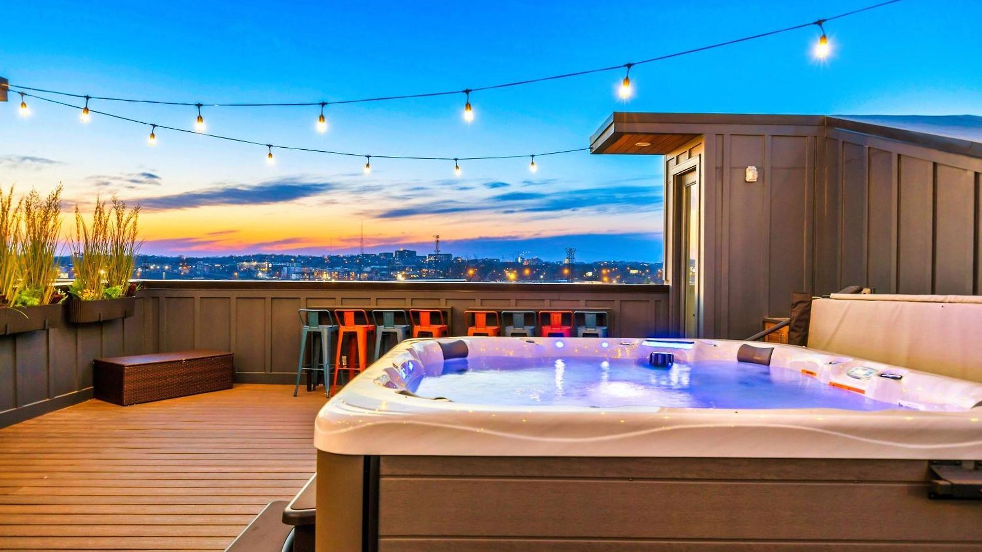 Luxury Hot Tub & Rooftop Deck Downtown * Nashville