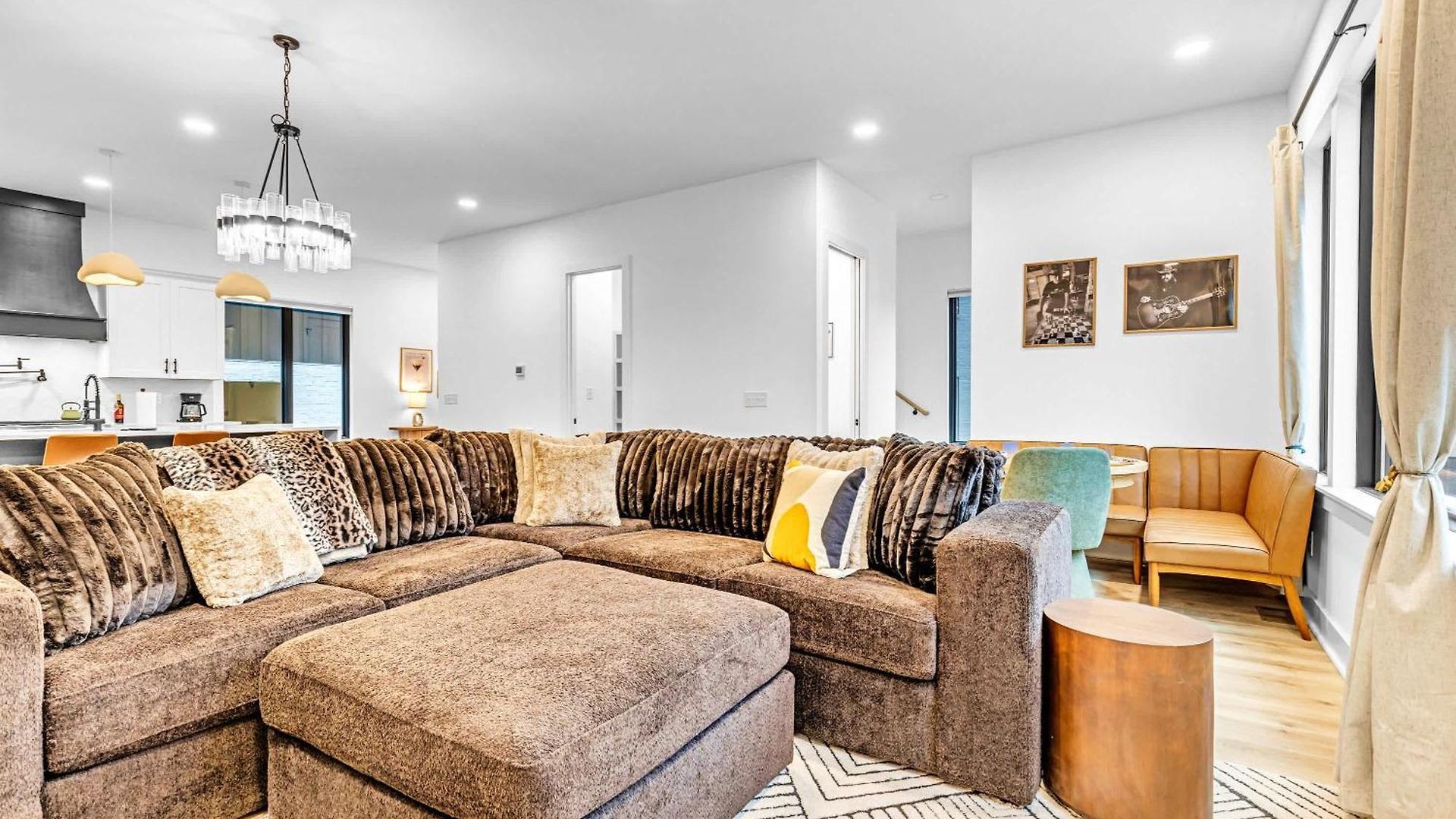 Luxury Hot Tub & Rooftop Deck Downtown *
