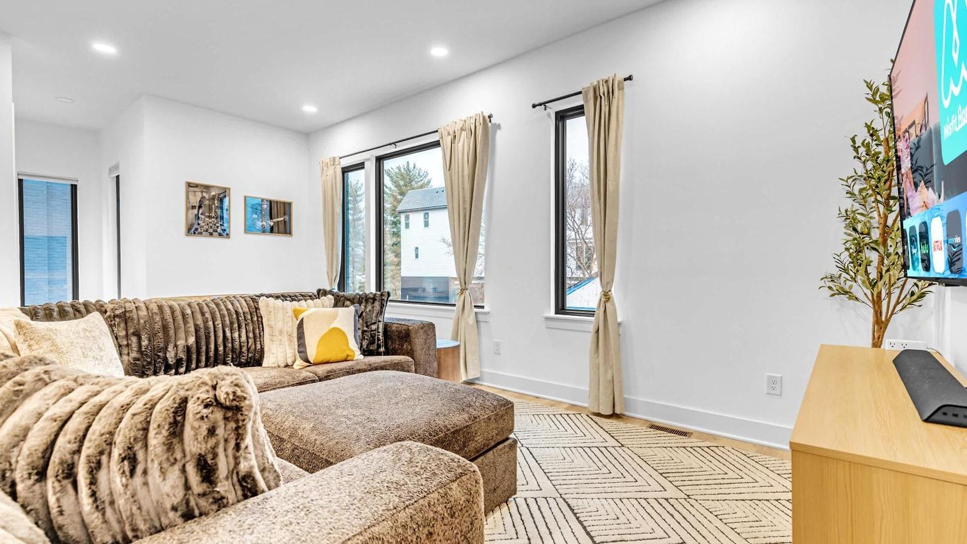 Luxury Hot Tub & Rooftop Deck Downtown *