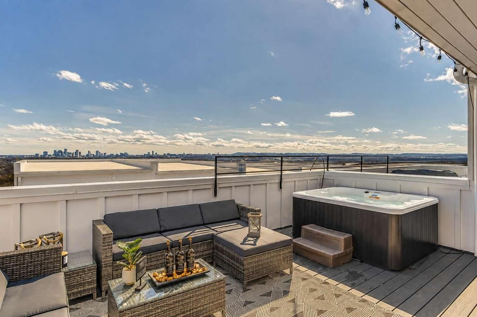 New Escape Hot Tub & Skyline Views