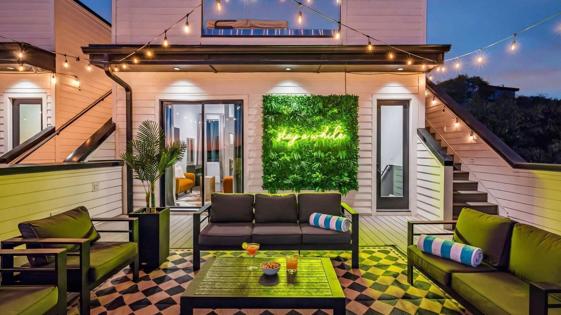 2 Hot Tubs Karaoke Game Downtown Holiday home