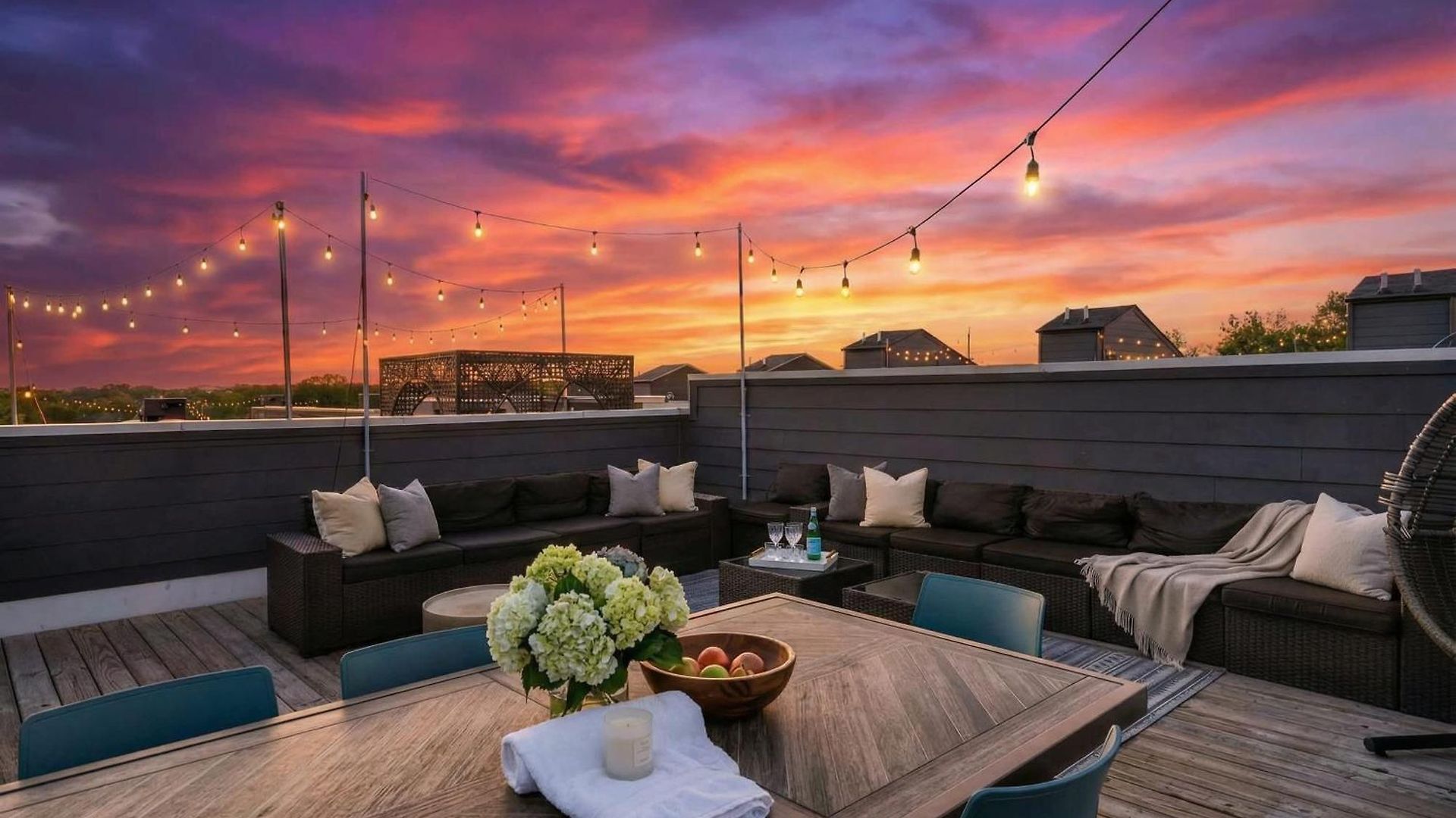 Rooftop Deck 2 Car Garage Near Downtown Holiday home