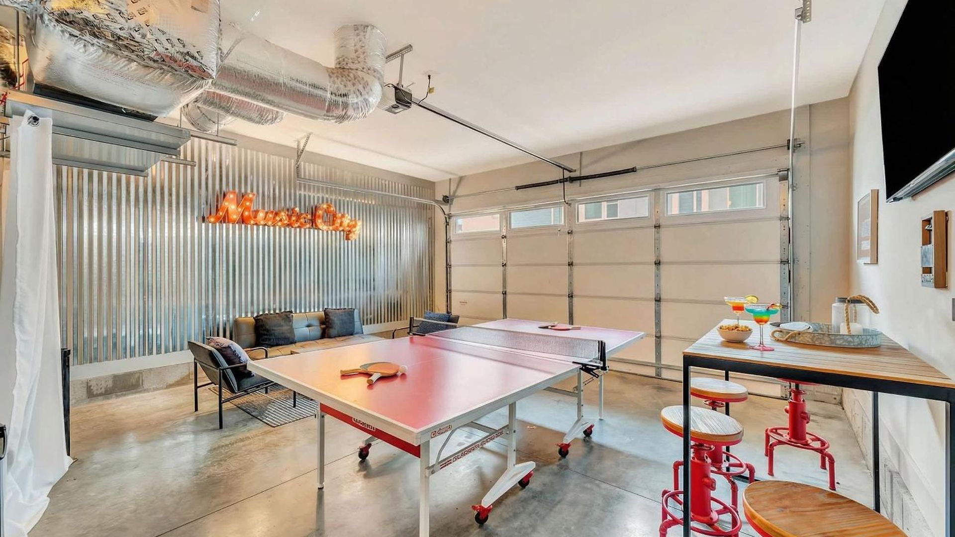 Holiday home Rooftop Deck Grill Ping Pong Near Downtown *