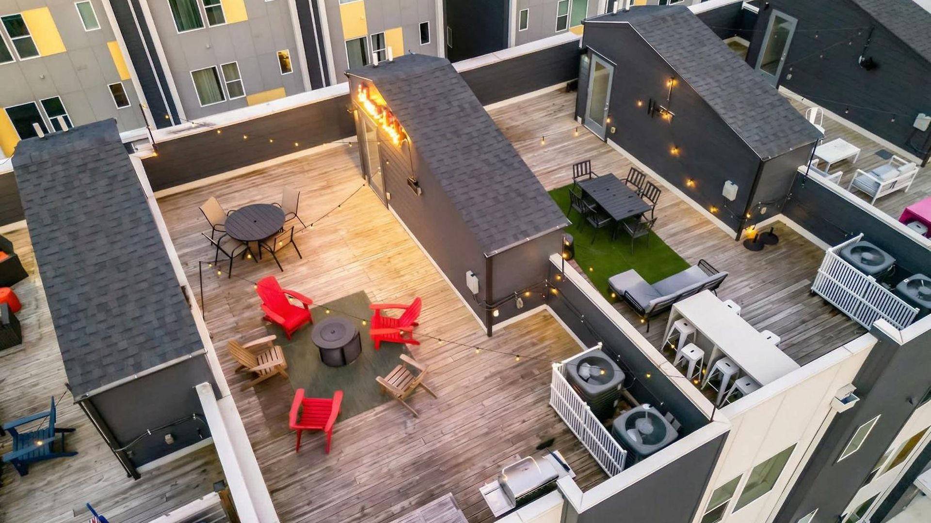 Holiday home Rooftop Deck Grill Ping Pong Near Downtown *