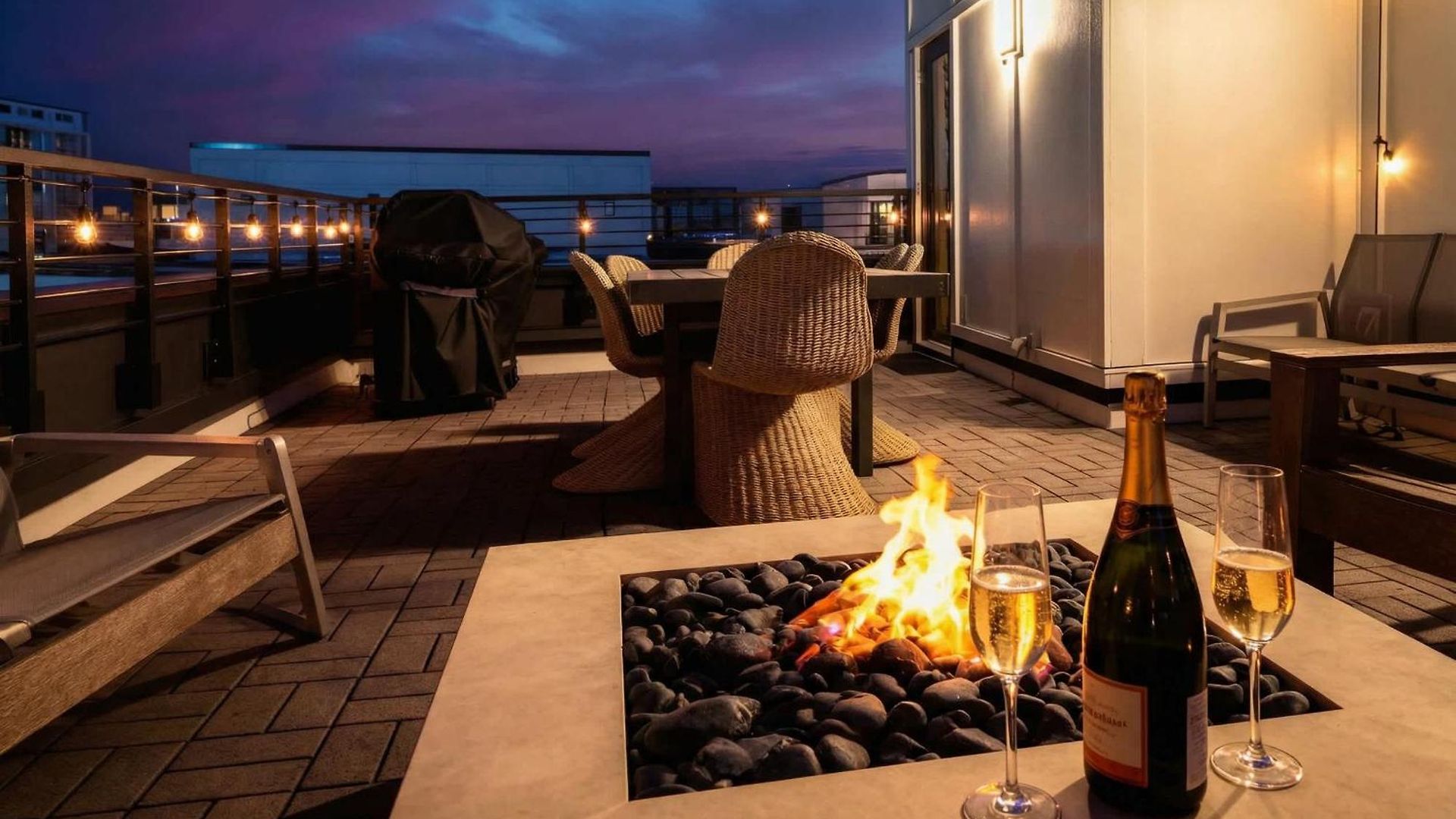 Luxe 4br Retreat With Rooftop Fire Pit & Garage