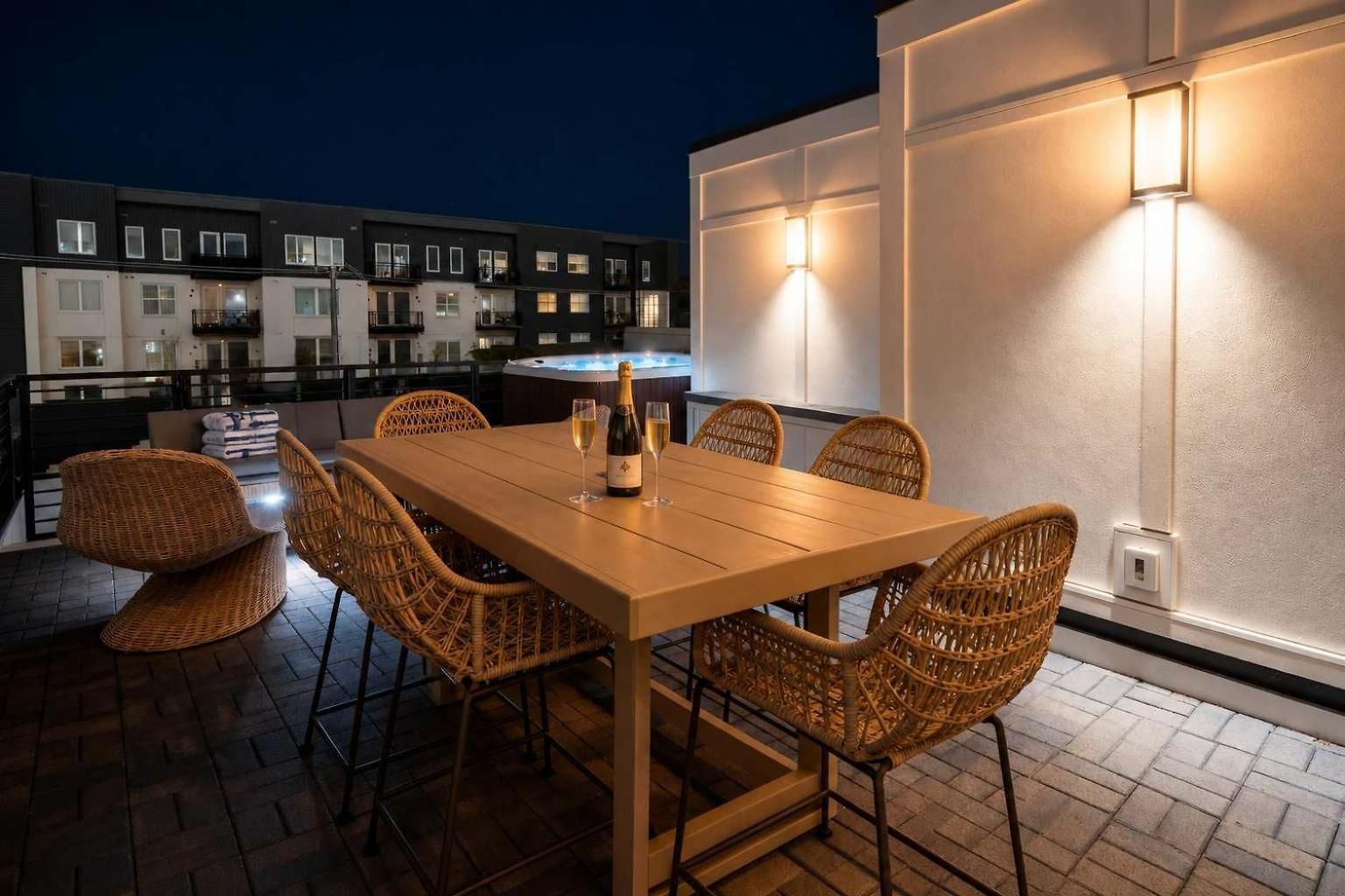 Luxe 4br Retreat With Hot Tub & Skyline Deck Holiday home