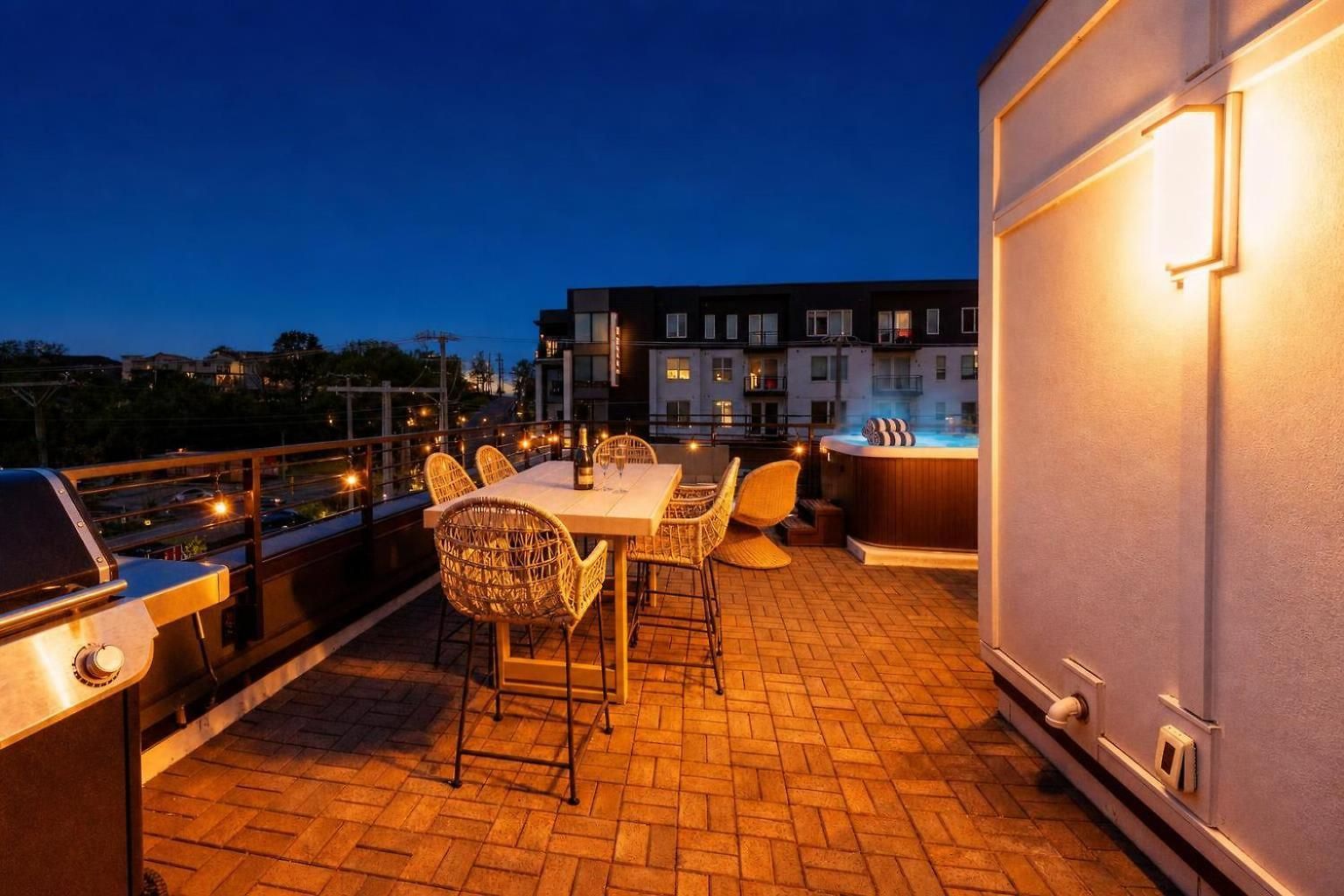 Luxe Group With Hot Tub & Rooftop Lounge Holiday home *