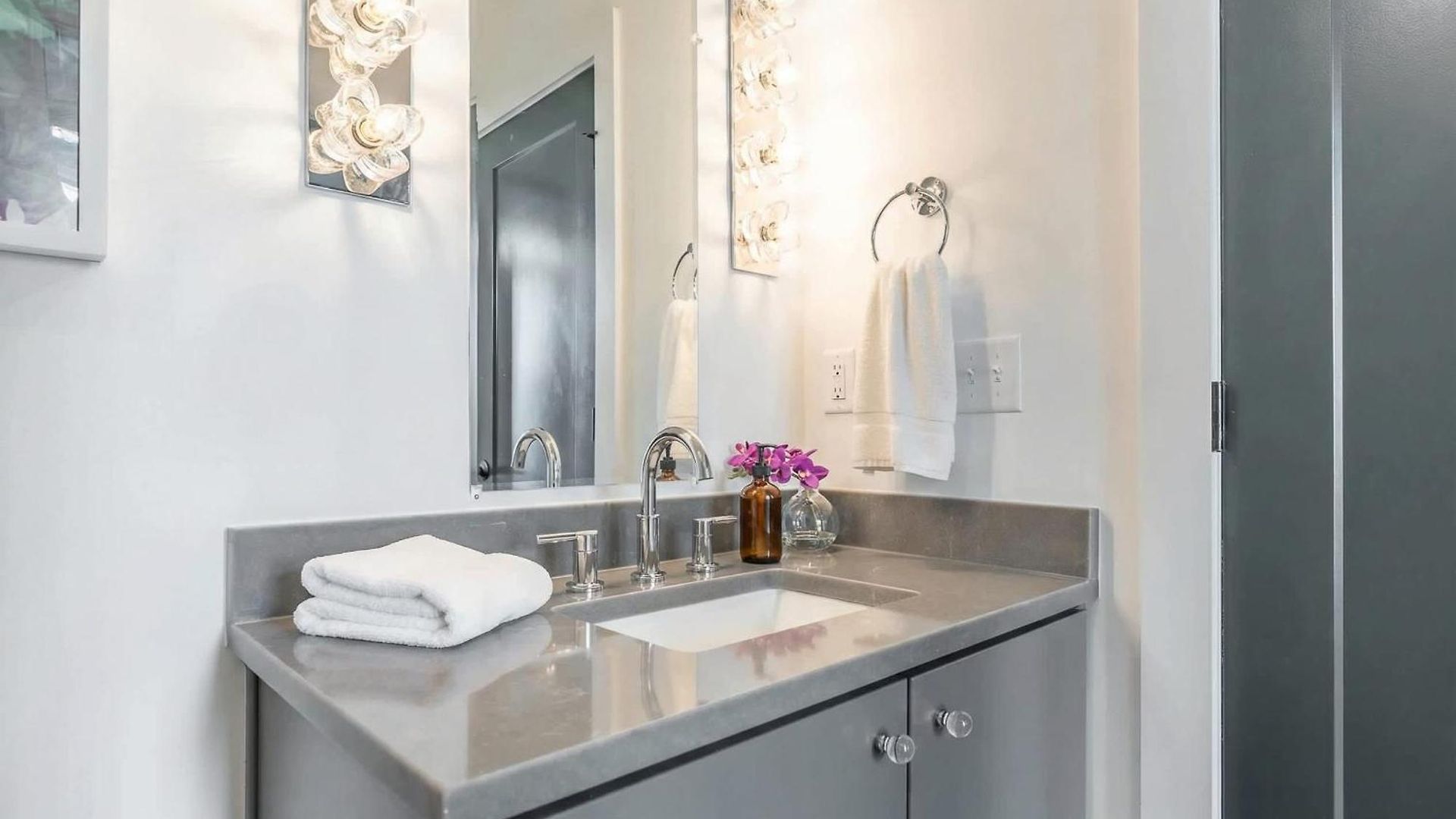 Luxe 4br Retreat With Rooftop Fire Pit & Garage