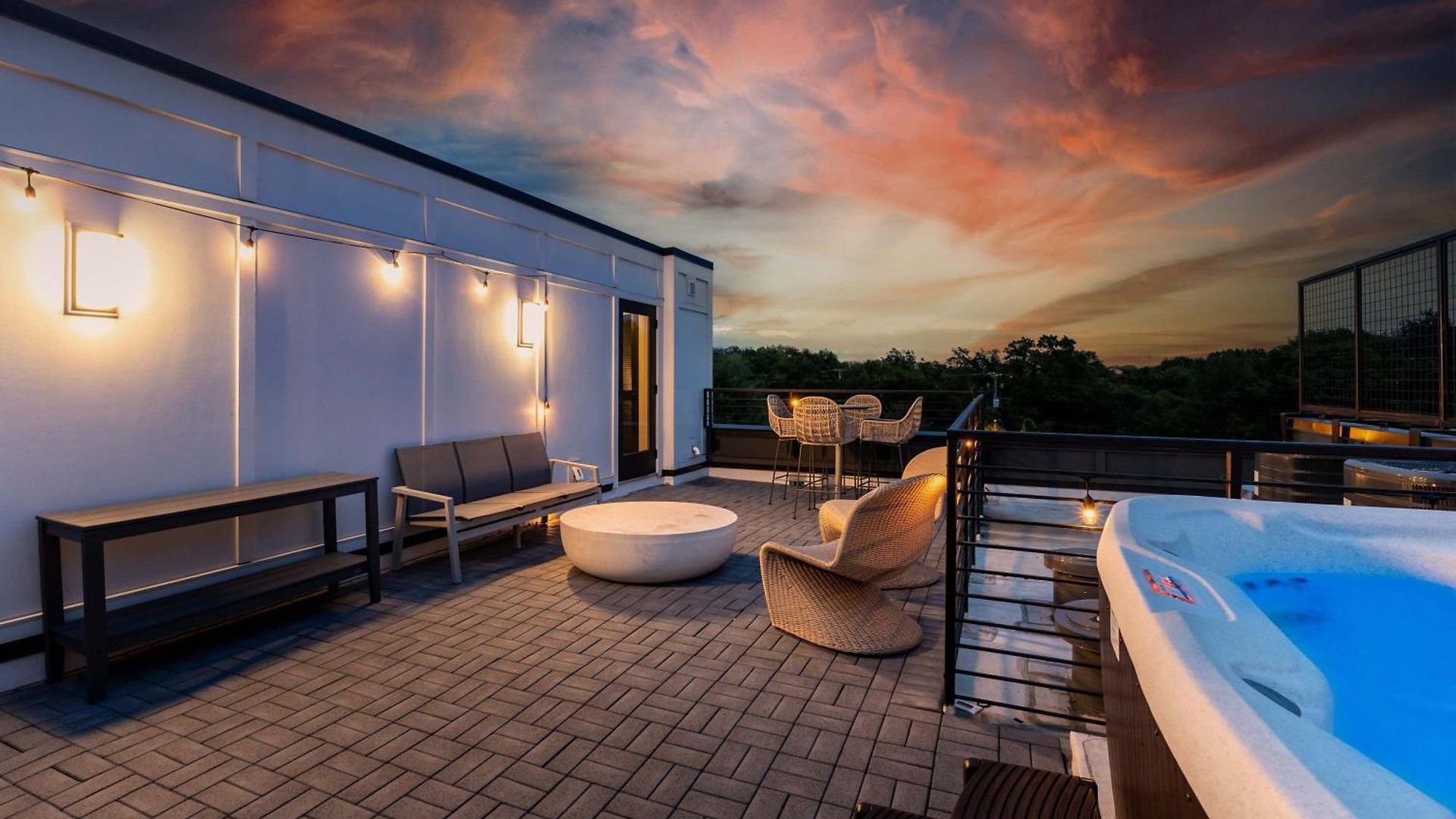Escape With Skyline Deck And Hot Tub Holiday home