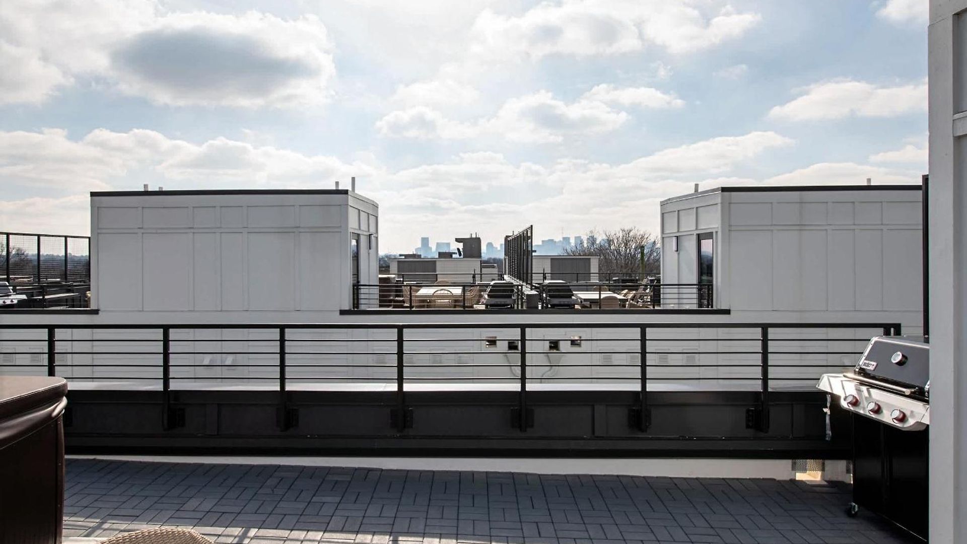 Rooftop Hot Tub & Skyline Views Near Broadway